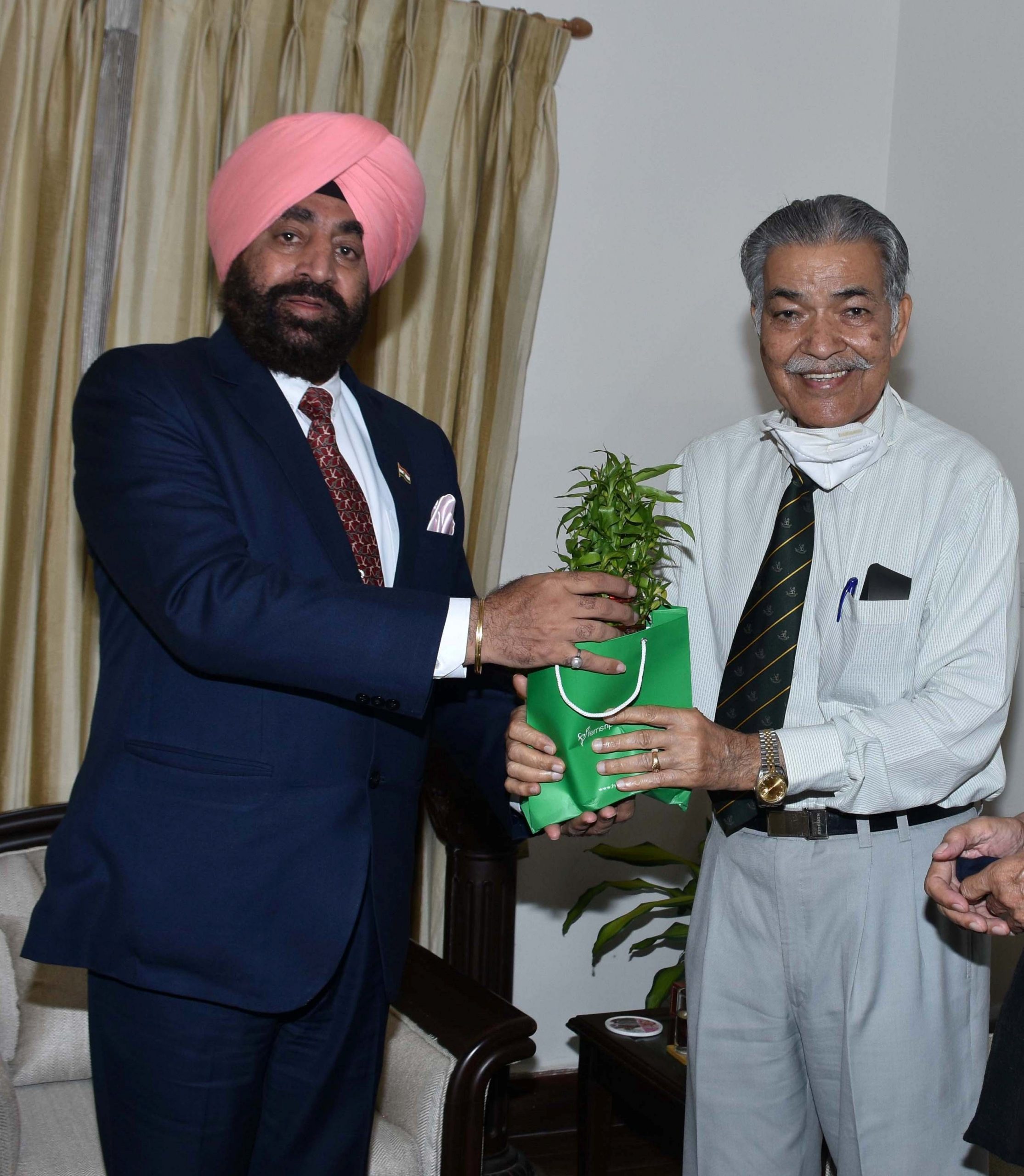 Shri Madan Mohan Lakhera, former Lieutenant Governor of Puducherry and Andaman and Nicobar, made a courtesy call on the Governor