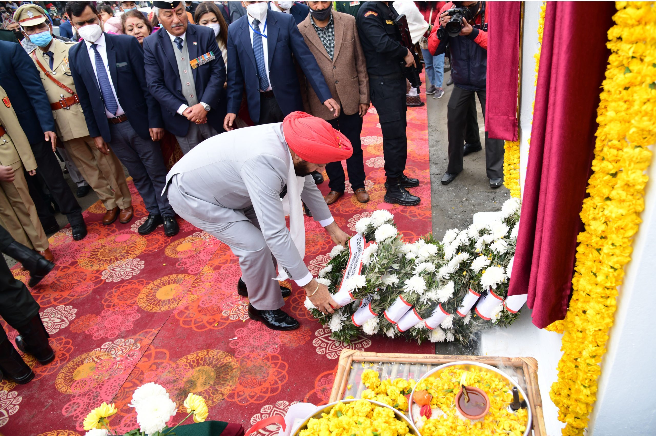 26-01-2022:Governor paid tributes on the occasion of Republic Day by laying a wreath at Veer Chakra Memorial Gate.