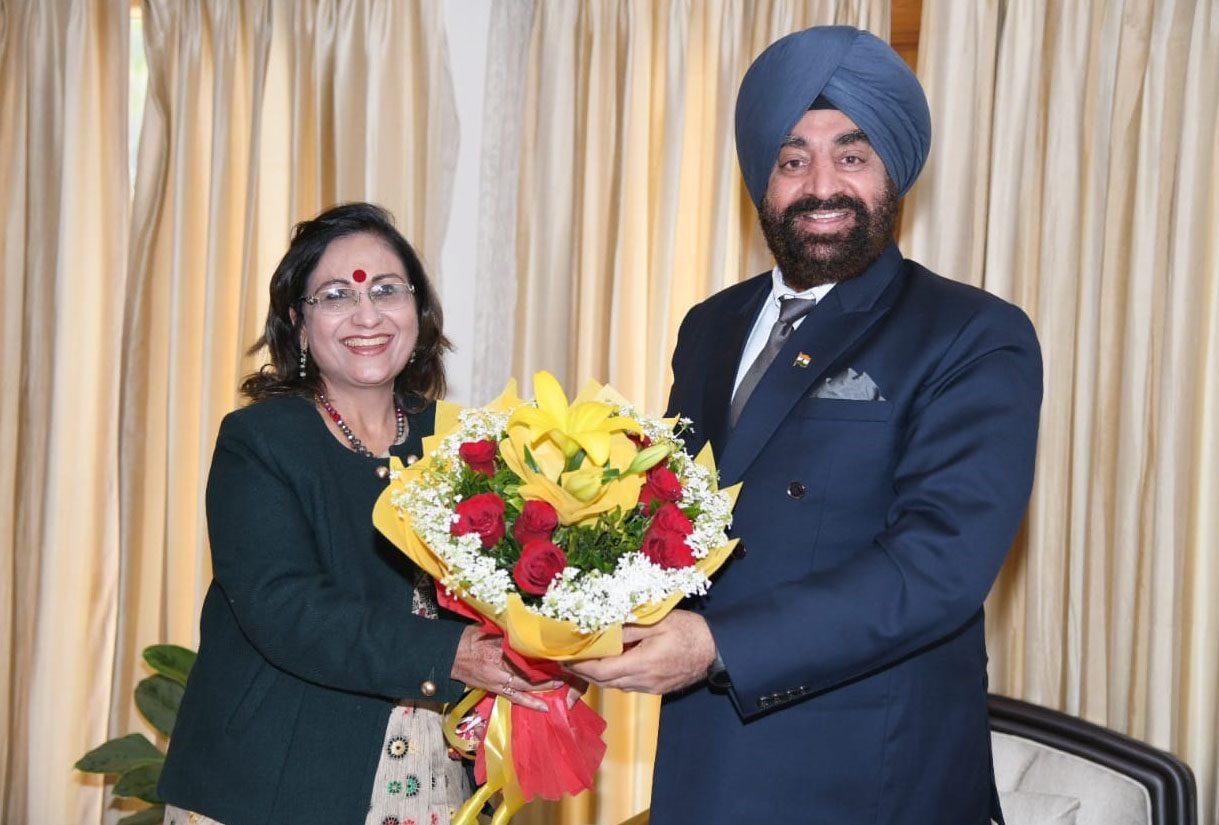 Chairperson, Uttarakhand Child Rights Protection Commission, Dr. Geeta Khanna, paying a courtesy call on Governor.