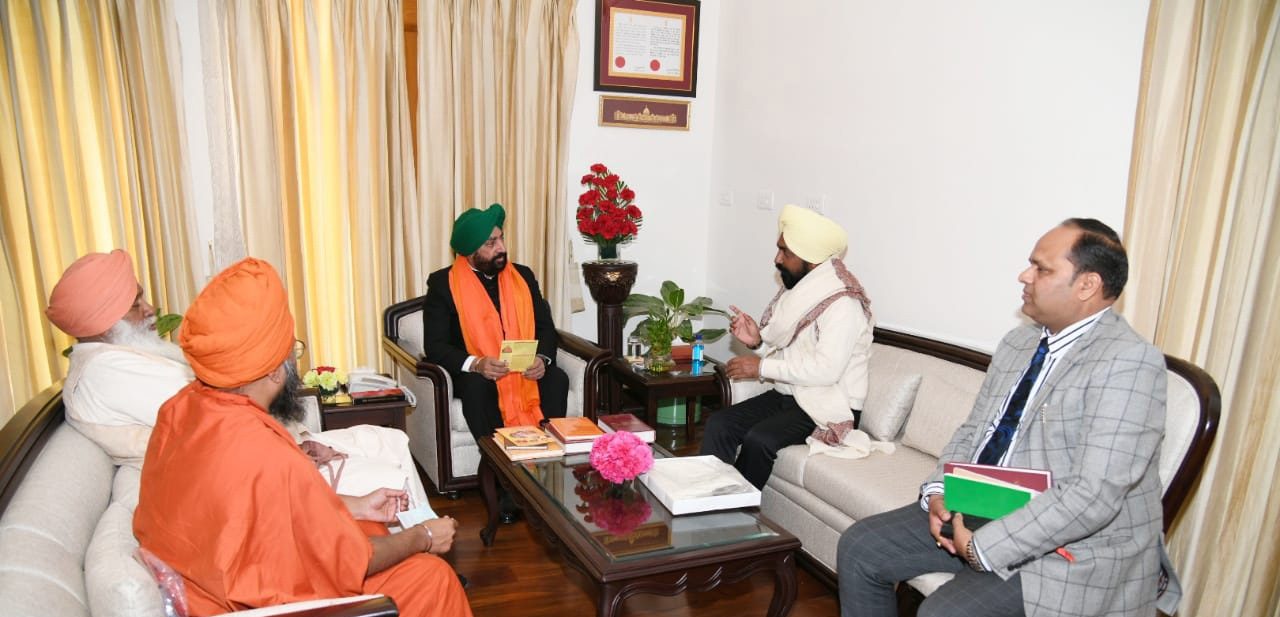 Akhara Parishad, Sant Nirmal Panchayat Akhara and Sikh delegation met Governor.