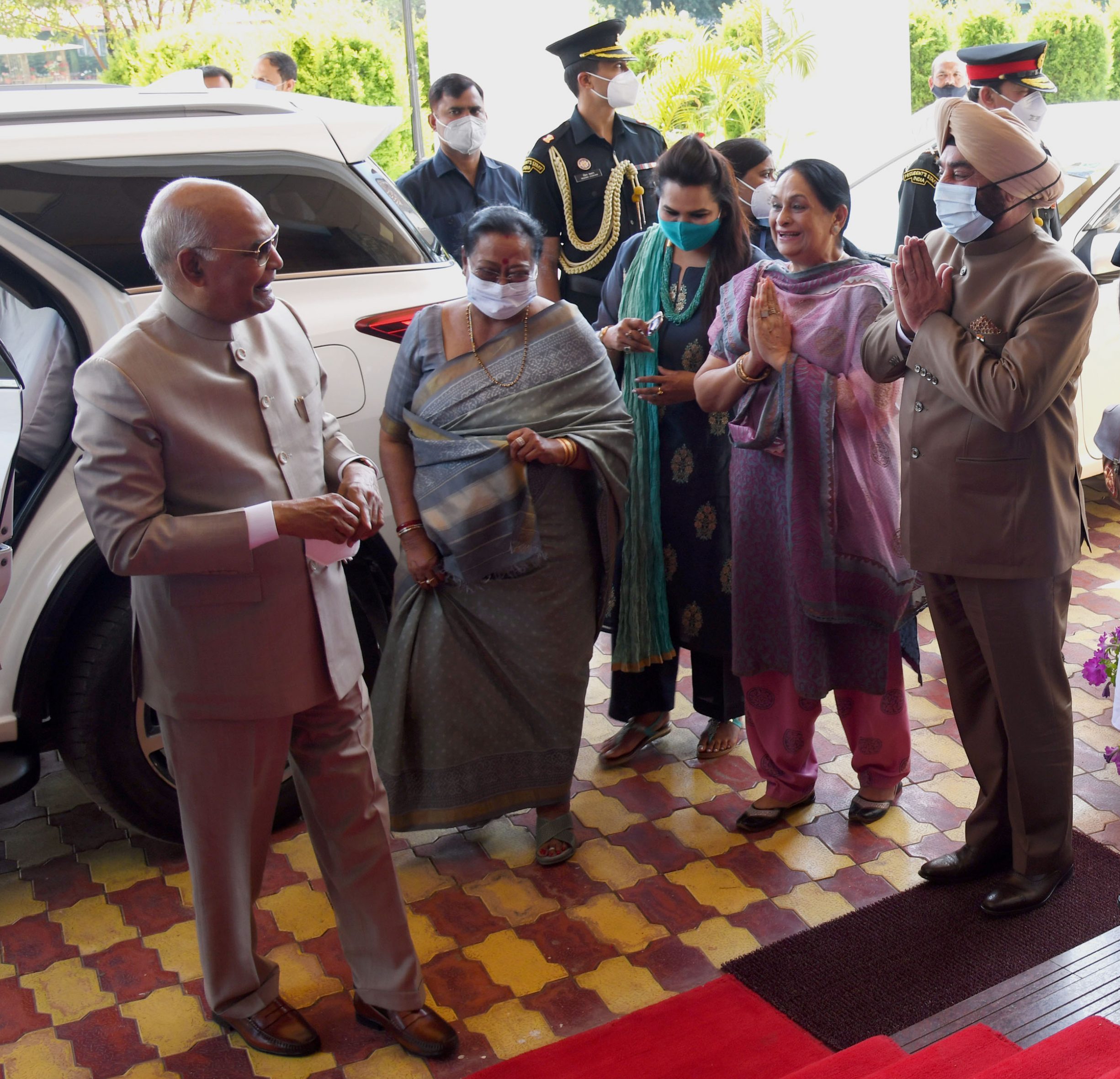 Governor and First Lady of the state welcoming the President and First Lady on their arrival in Uttarakhand.