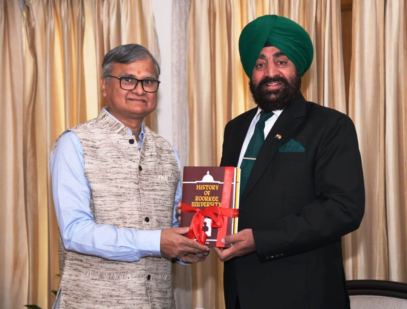 राज्यपाल लेफ्टिनेंट जनरल गुरमीत सिंह (से नि) से बुधवार को राजभवन में आईआईटी रुड़की के निदेशक श्री अजीत कुमार चतुर्वेदी ने मुलाकात की। राज्यपाल से यह उनकी शिष्टाचार भेंट थी।