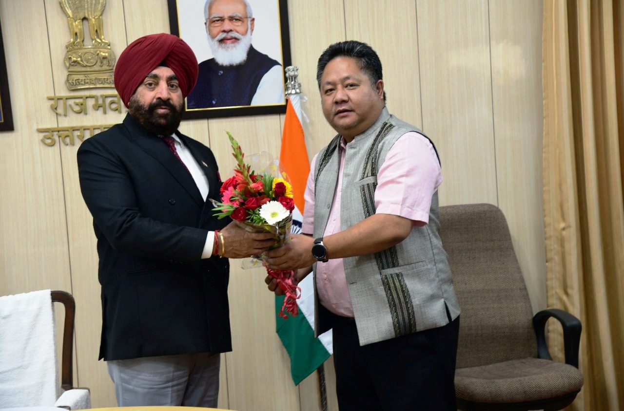 Principal Secretary, Mr. El Fanai presenting a bouquet of flowers to Governor