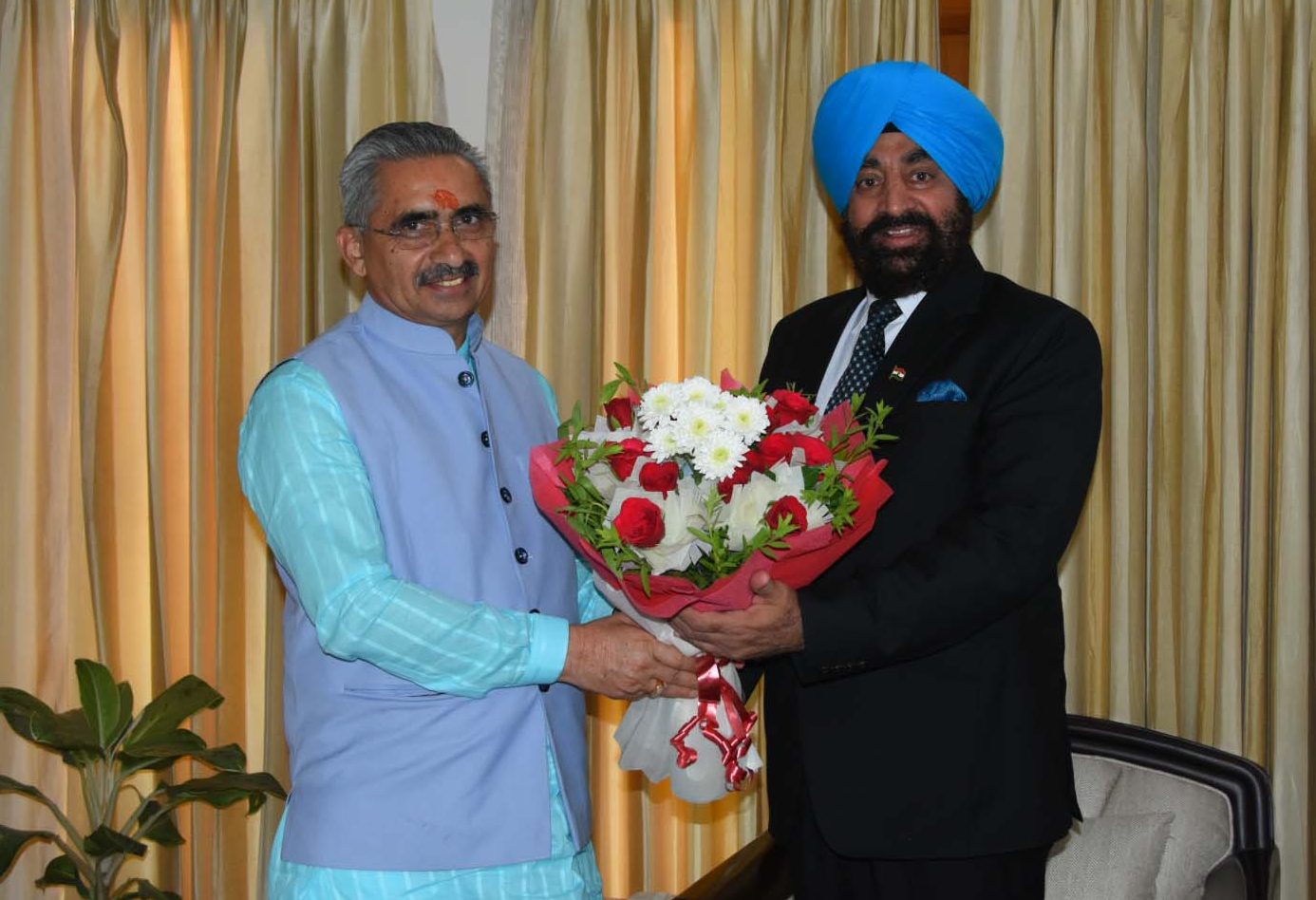 Mayor Sunil Uniyal Gama and Cantt Board Dehradun CEO Abhinav Singh met the Governor.