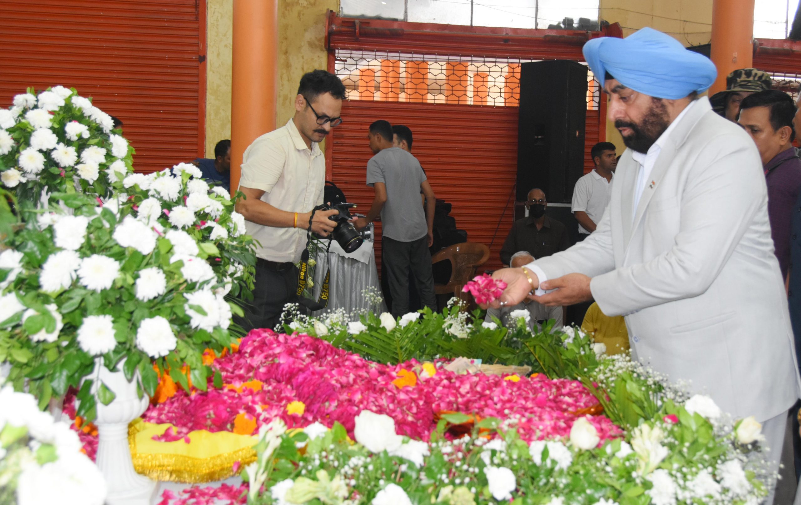 Governor attended the condolence meeting on the death of the DGP's mother.
