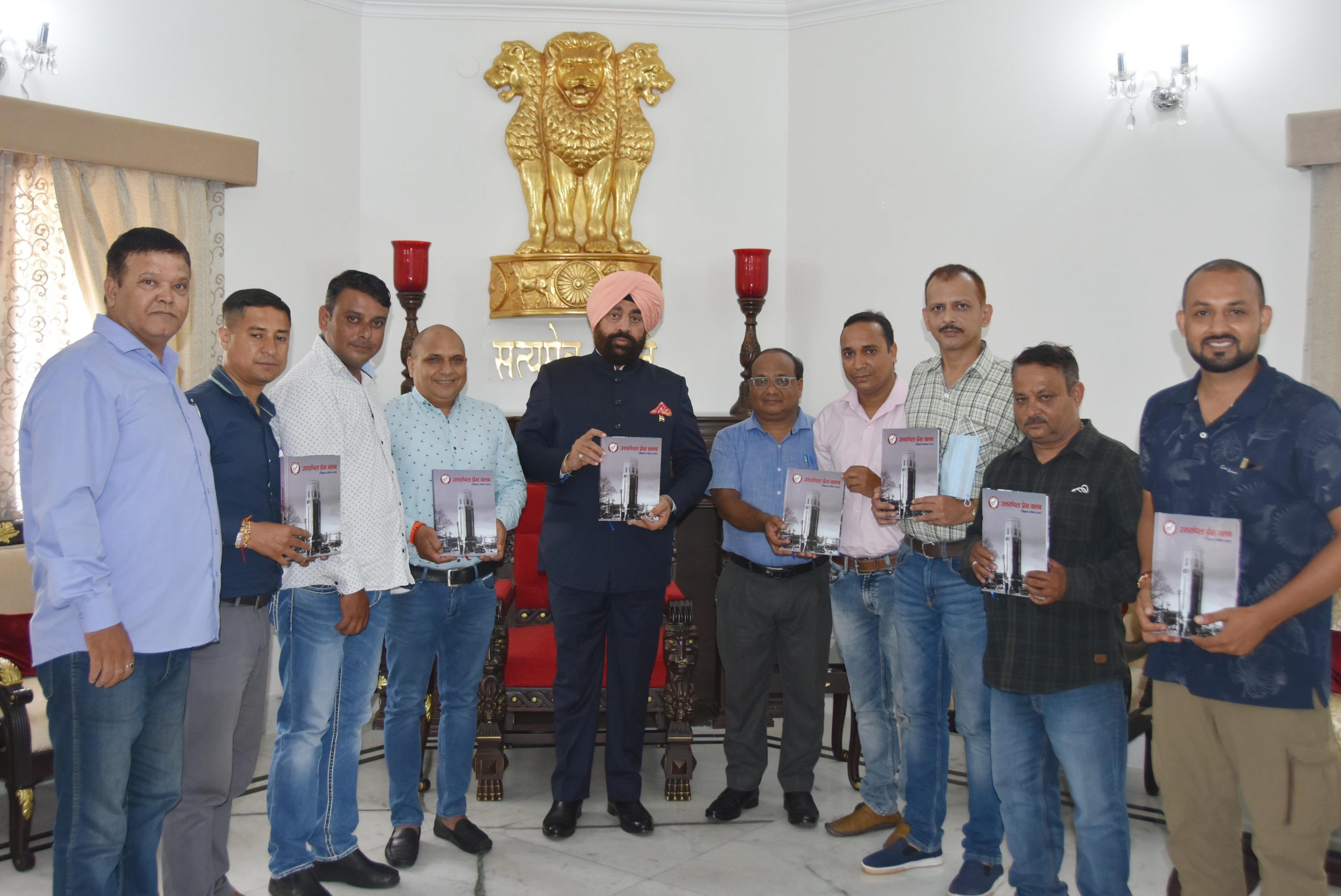 Uttaranchal Press Club officials met Governor Lt Gen Gurmit Singh (Retd) at Raj Bhawan.