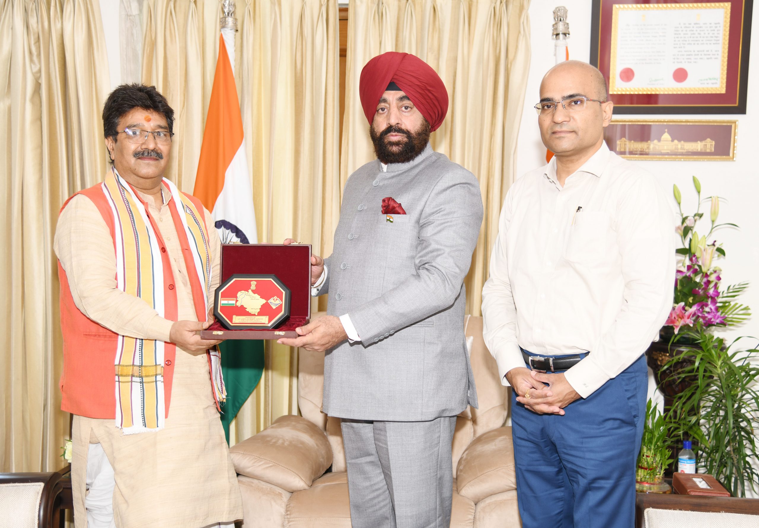 Former Vice Chancellor of Uttarakhand Sanskrit University, Haridwar, Prof. Devi Prasad Tripathi meeting the Governor.