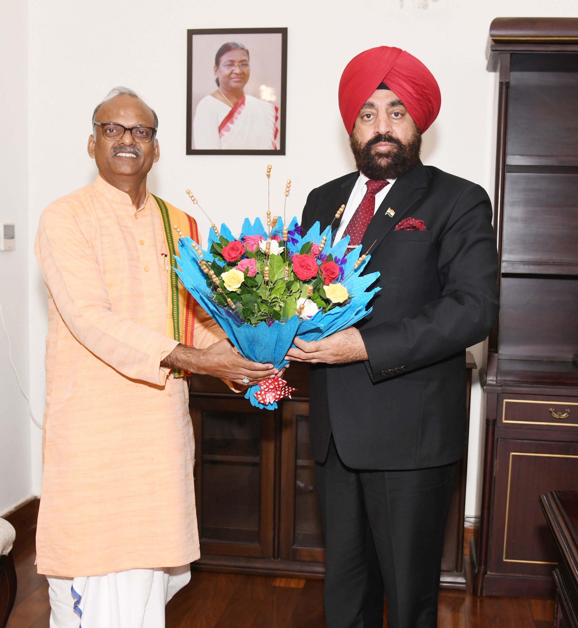The newly appointed Vice Chancellor of Uttarakhand Sanskrit University, Prof. Dinesh Chandra Shastri meeting with Governor Lt Gen Gurmit Singh (Retd).