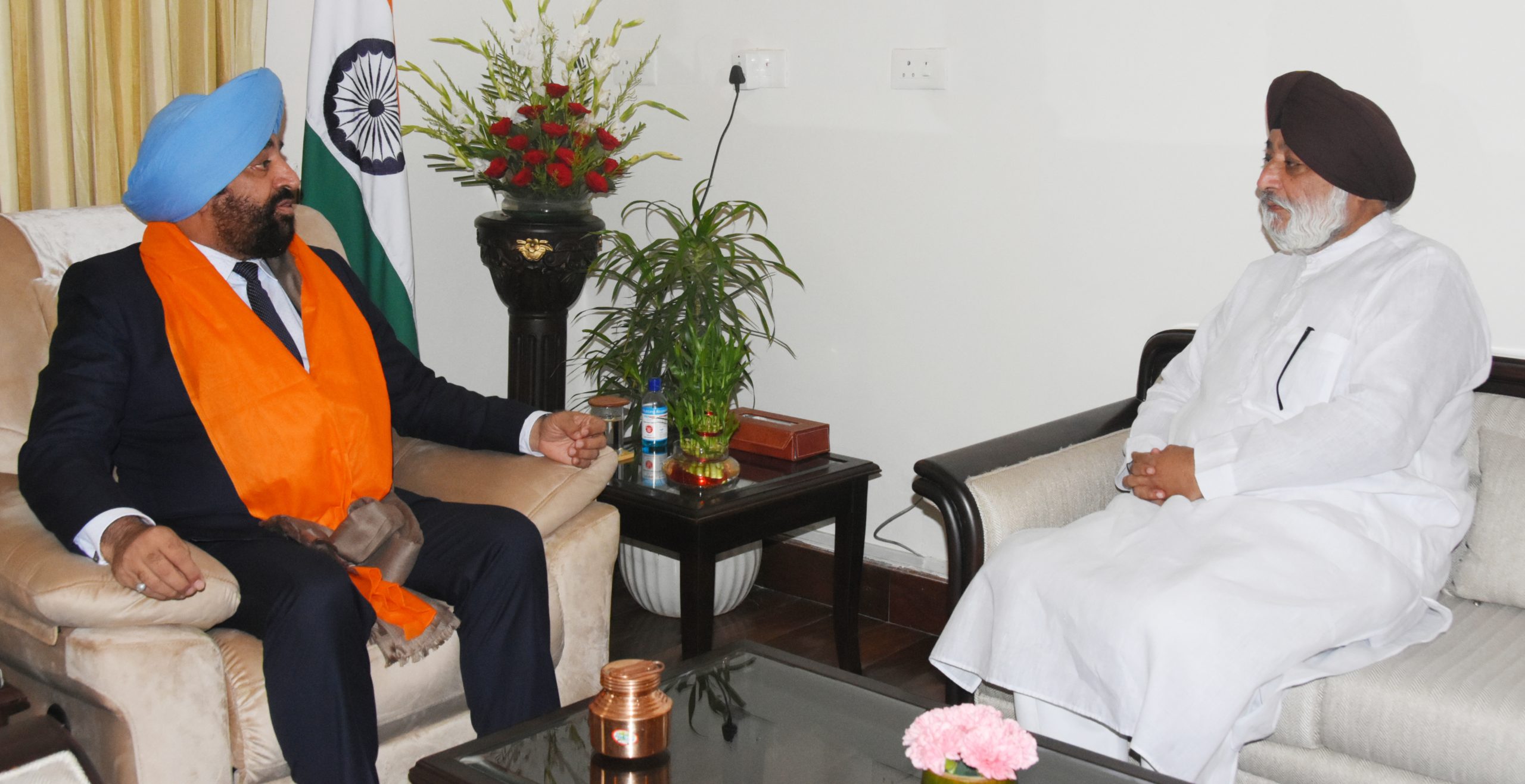 Narendrajit Singh Bindra, Vice Chairman, Hemkund Sahib Management Trust meeting with the Governor, Lt Gen Gurmit Singh (Retd).