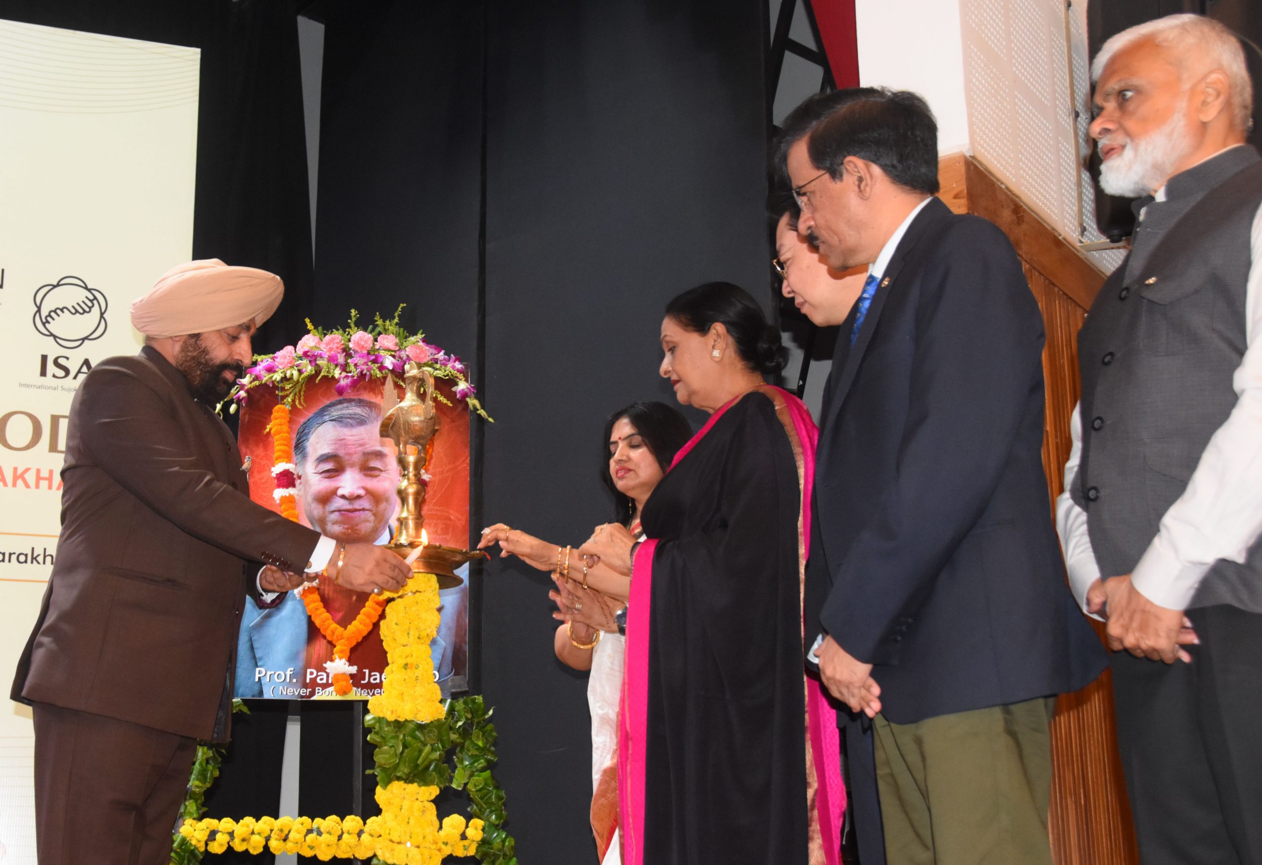 Governor Lt. Gen. Gurmit Singh (Retd) inaugurating the seminar program organized on the topic "Sujok for Everybody's Vision for Uttarakhand" by lighting the lamp.