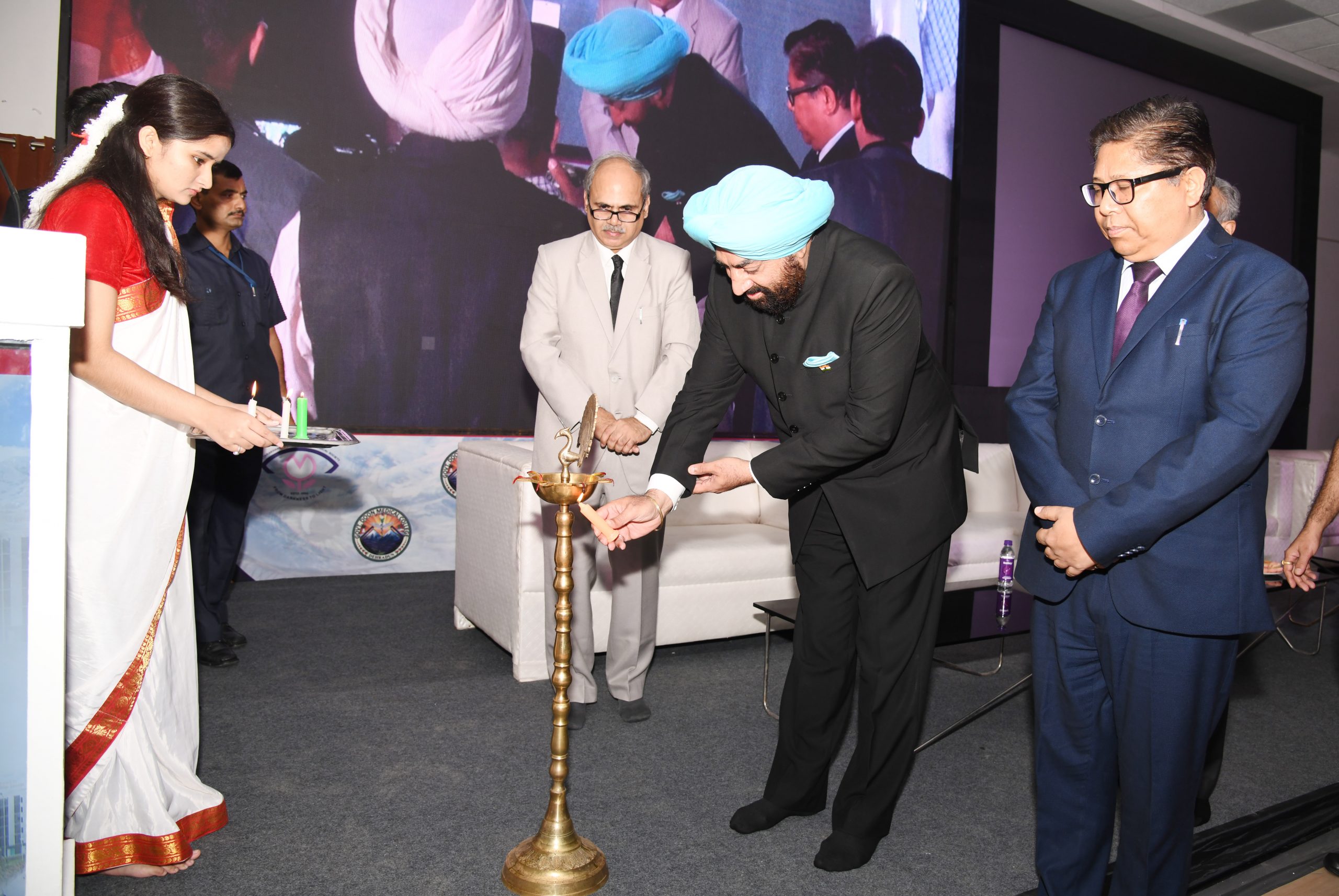 Governor Lt Gen Gurmit Singh (Retd) lighting the lamp of the 18th (Uttara Eyecone- 2022) program of the Uttarakhand State Ophthalmological Society.