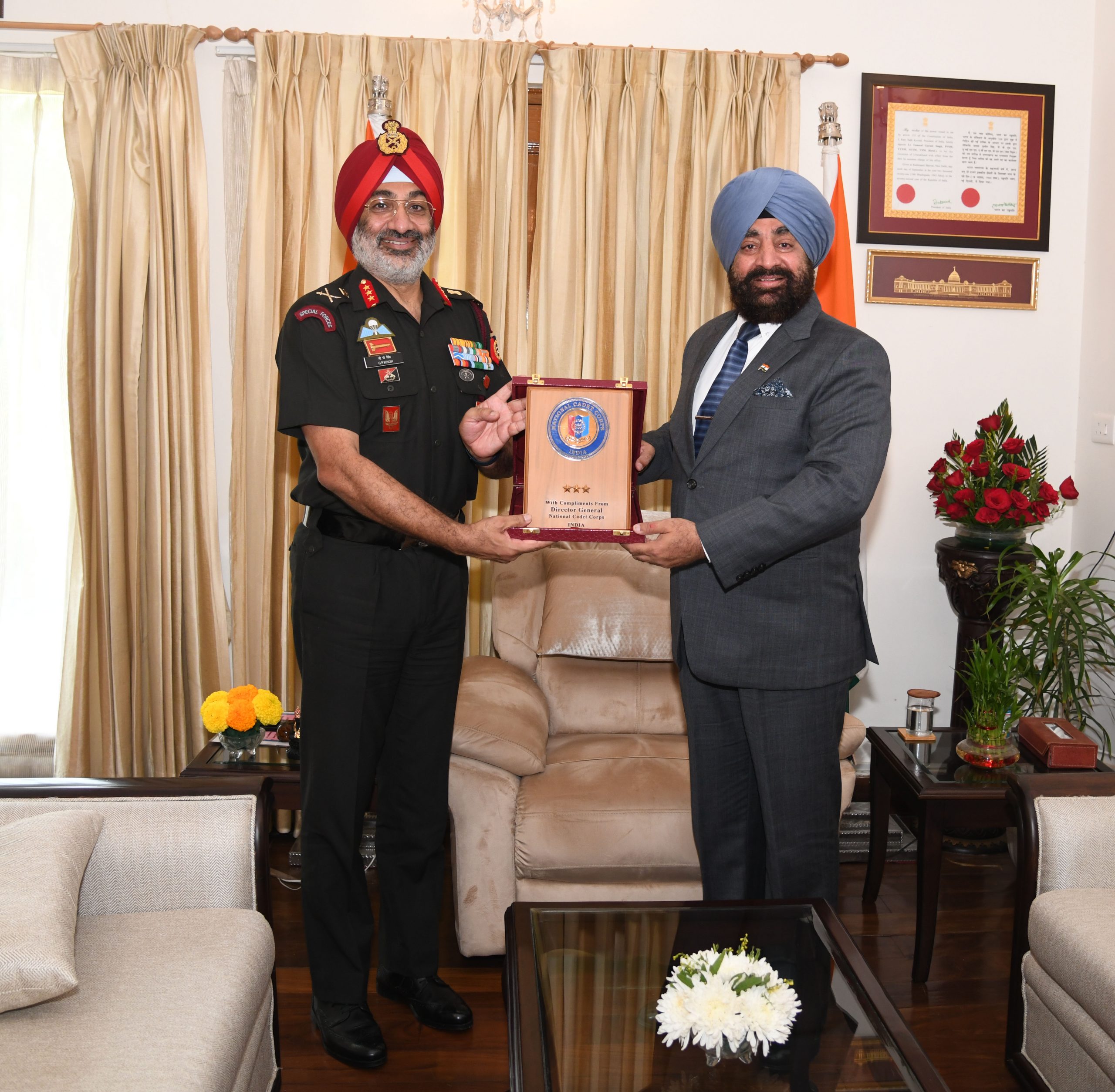 Governor Lt Gen Gurmit singh (Retd) meeting with The DG NCC, Lt Gen G.P. singh.