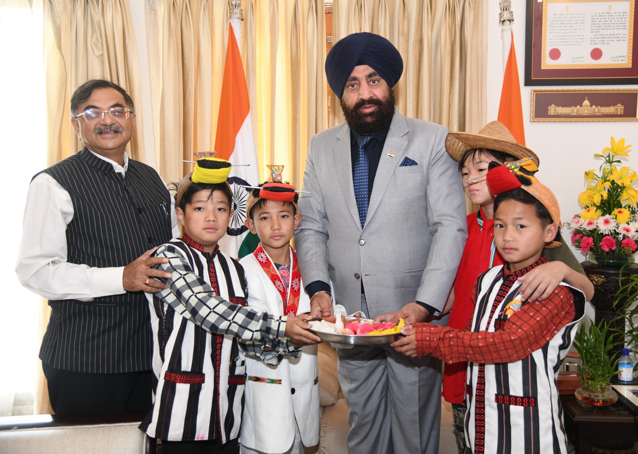 Former Rajya Sabha MP Shri Tarun Vijay and children of Arunachal Pradesh meeting on the Governor.