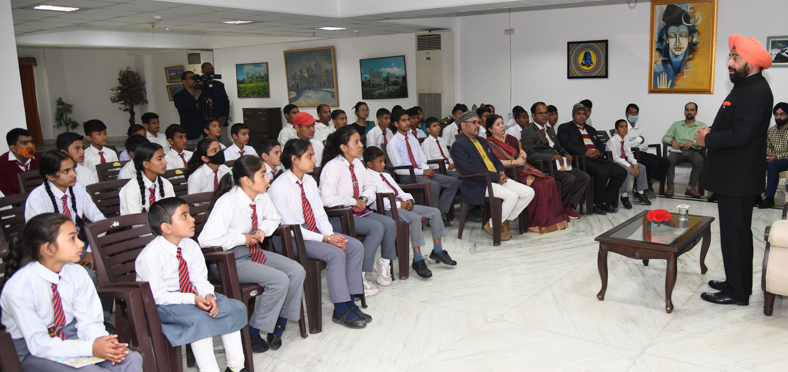 Governor addressing the children of Bal Shiksha Sadan School, Barkot Uttarkashi at Raj Bhavan.
