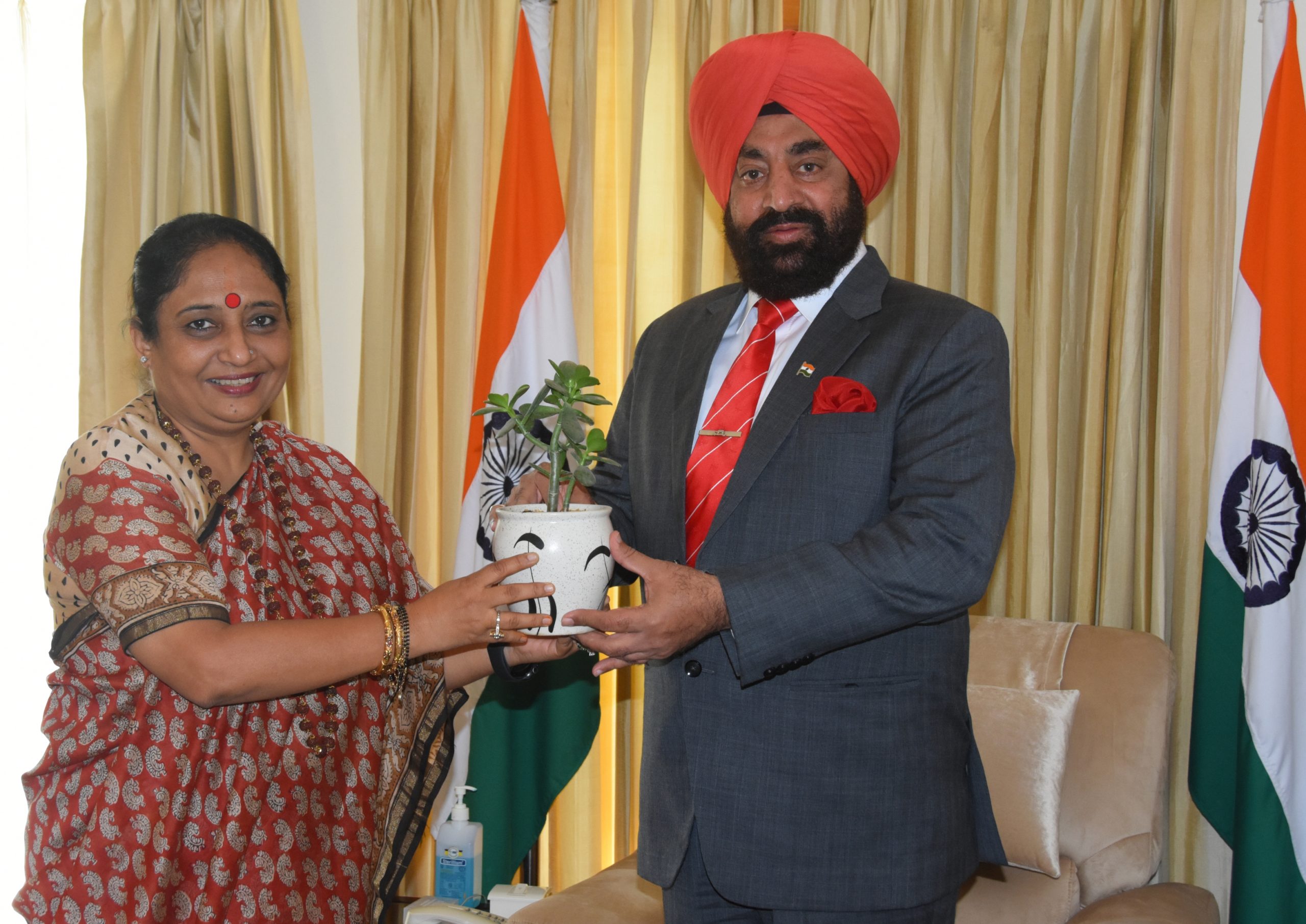 Ritu Khanduri Bhushan paid a courtesy call on the Governor.