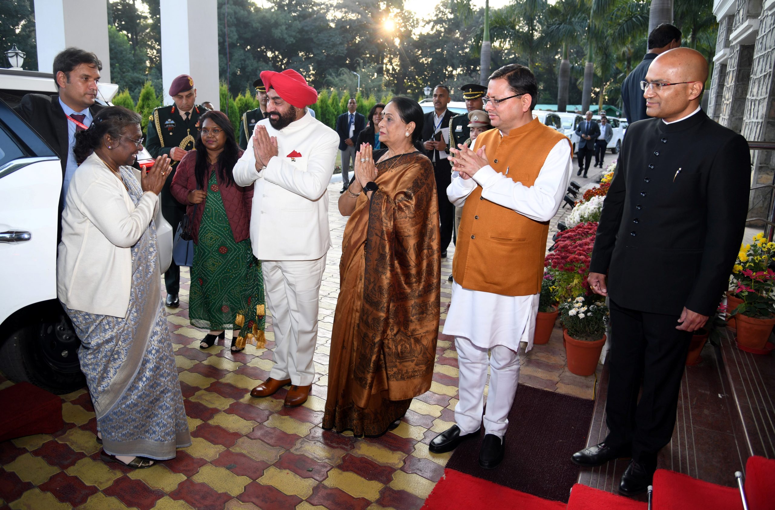 Governor welcoming Hon'ble President Draupadi Murmu at the Raj Bhawan on her arrival in Uttarakhand.