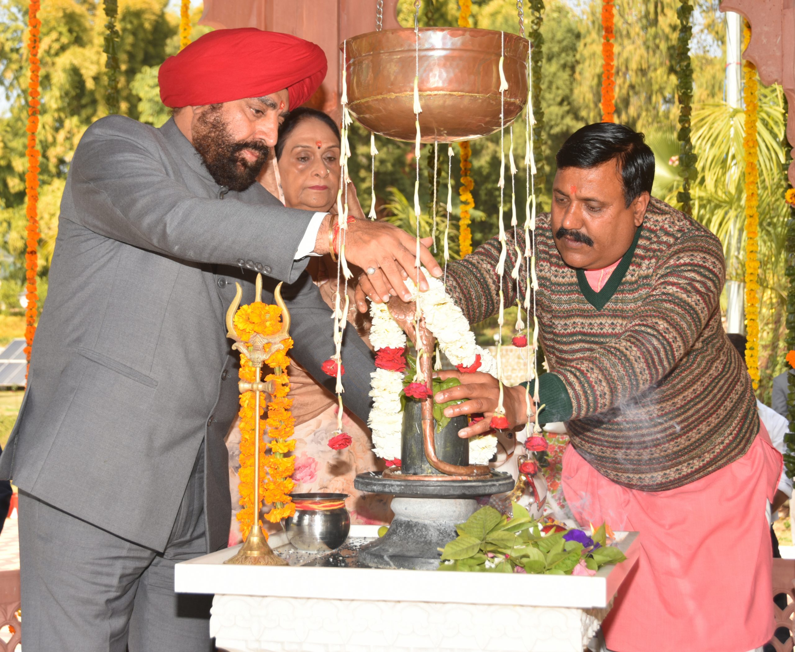 On the occasion of Mahashivaratri, Governor performs Rudrabhishek at Rajpragyeshwar temple at Raj Bhawan.