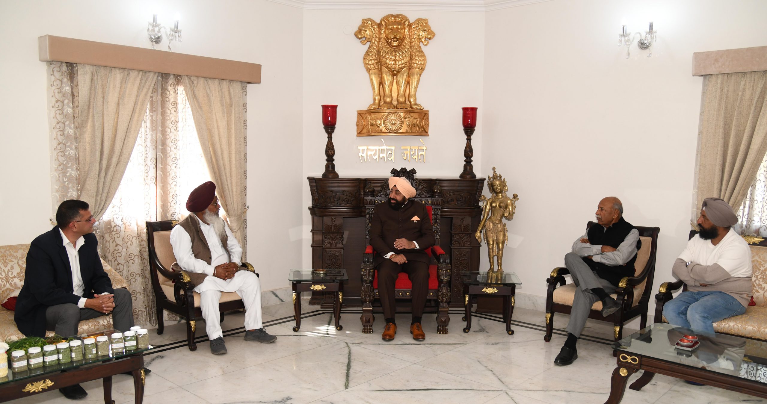 21-02-2023 : Governor interacts with Flex Foods Managing Director Vivek Bali at Rajbhawan