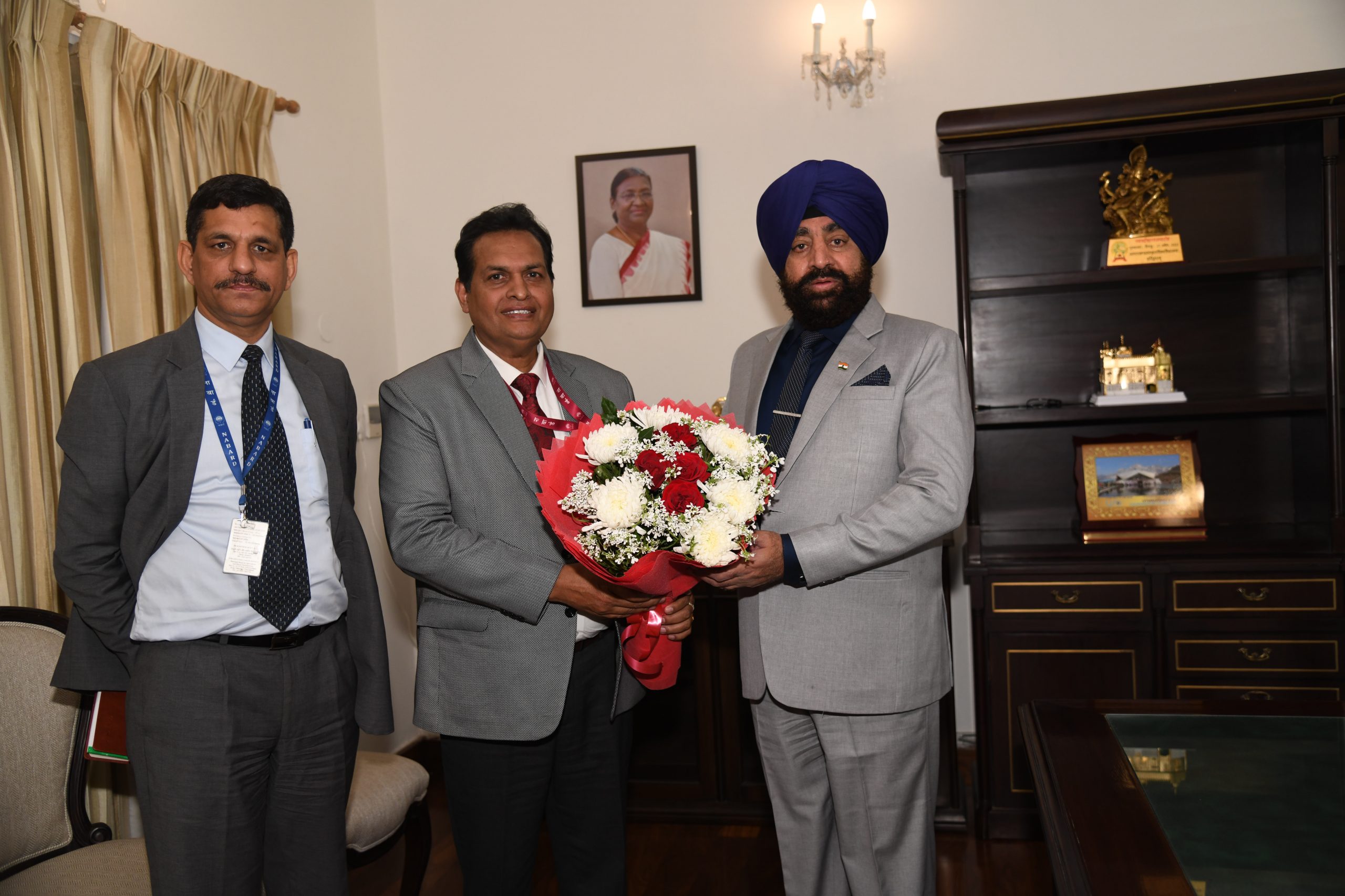 22-02-2023 : NABARD Chief General Manager Vinod Kumar Bisht and Management Director Dr. Suman Kumar called on Governor.