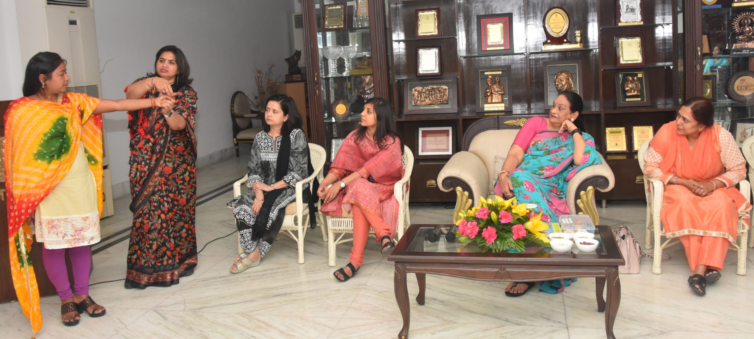 President of International Sujok Dr. Subhash Chowdhary gives information about Sujok therapy to the women of Raj Bhawan Family Welfare, in the presence of First Lady.