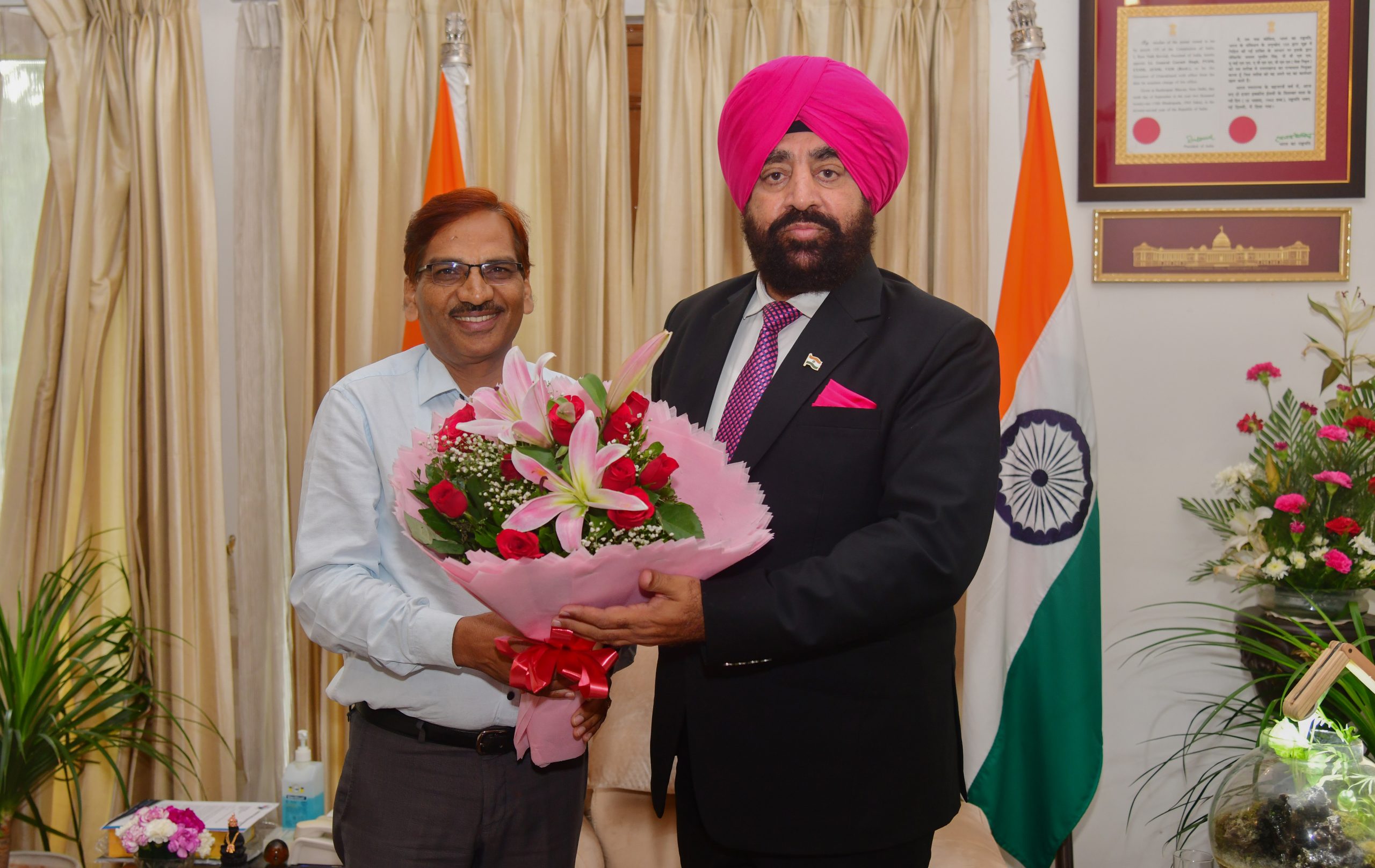 Additional Director Horticulture, Dr. R.K. Singh paid a courtesy visit on Governor Lt Gen Gurmit Singh (Retd)
