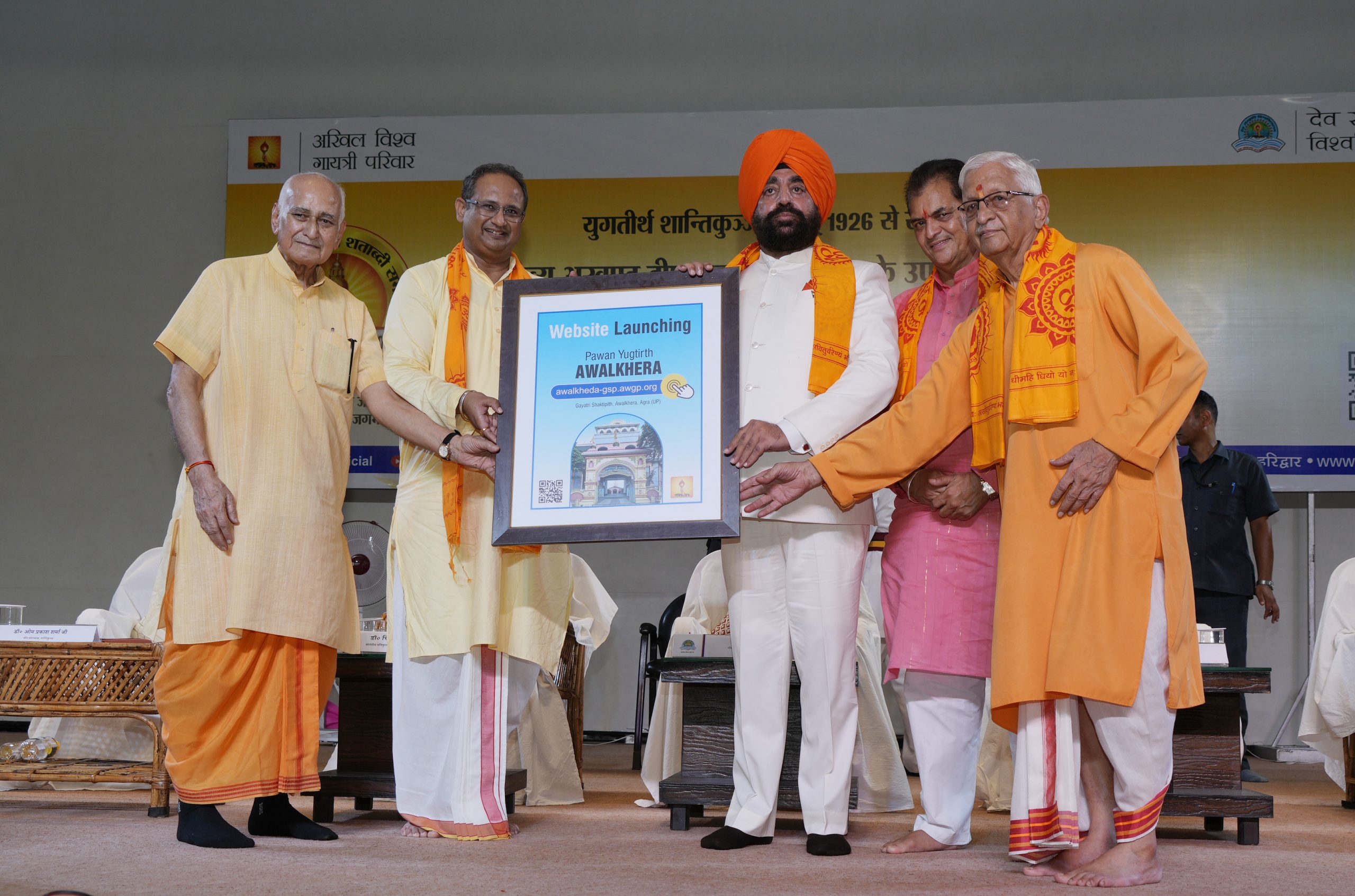 Governor Lt Gen Gurmit Singh (Retd) participates in the program organized at Dev Sanskriti University, Haridwar.
