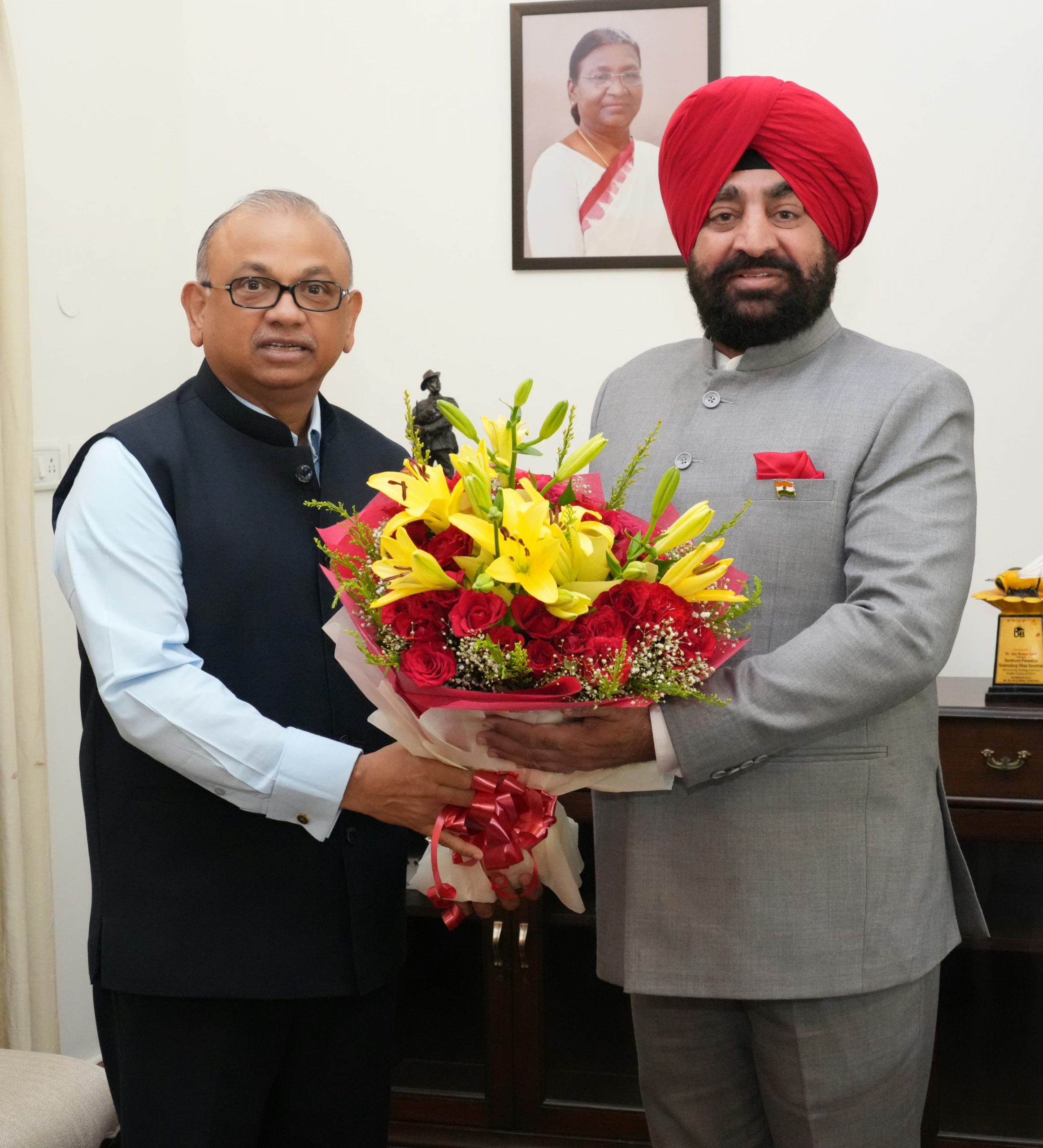 Shri Balaji Srivastava, Director General of Police Research and Development Bureau, pays courtesy call on Governor Lt Gen Gurmit Singh (Retd).