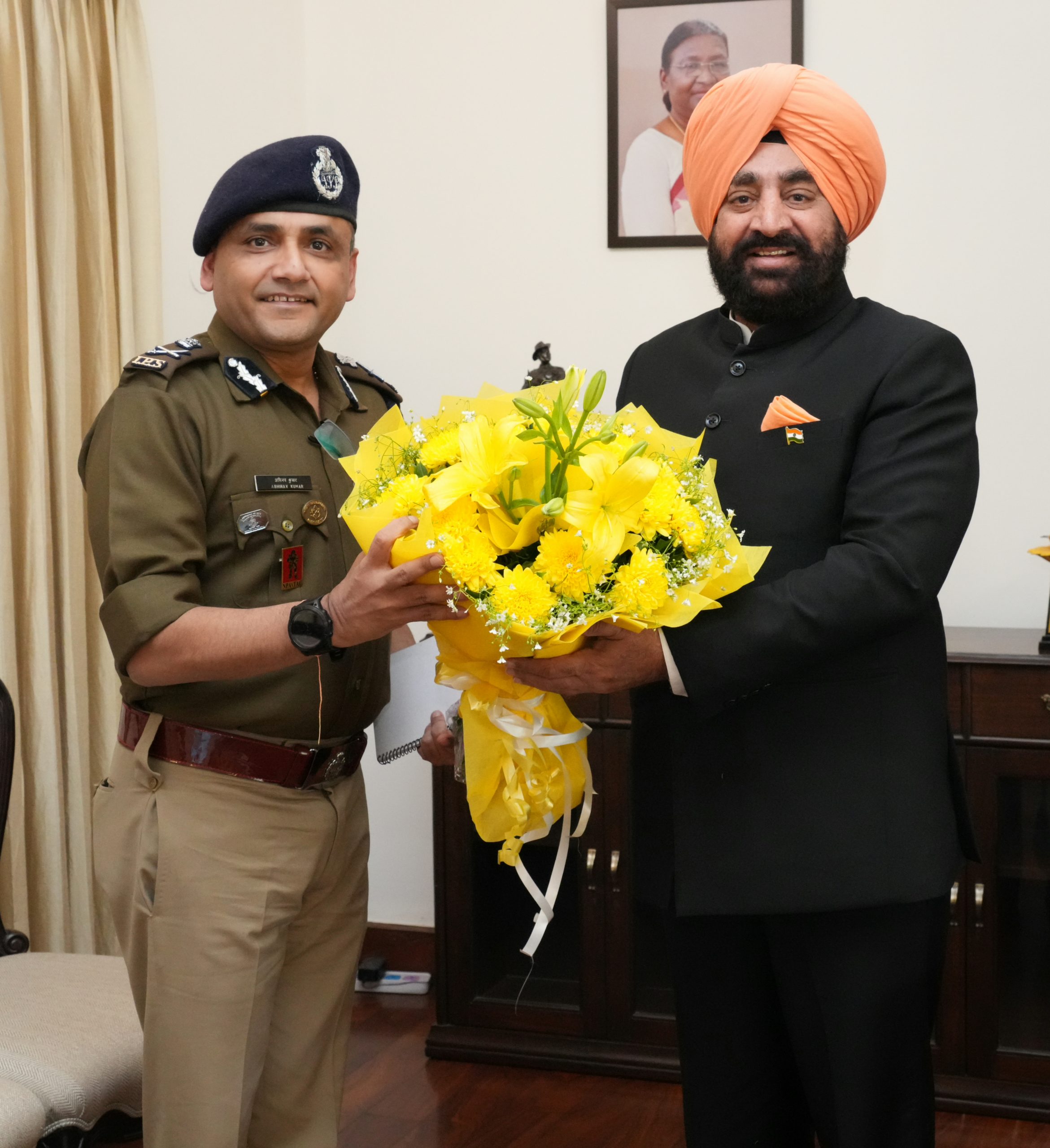 Director General of Uttarakhand Police (in-charge) Shri Abhinav Kumar pays courtesy call on the Governor.