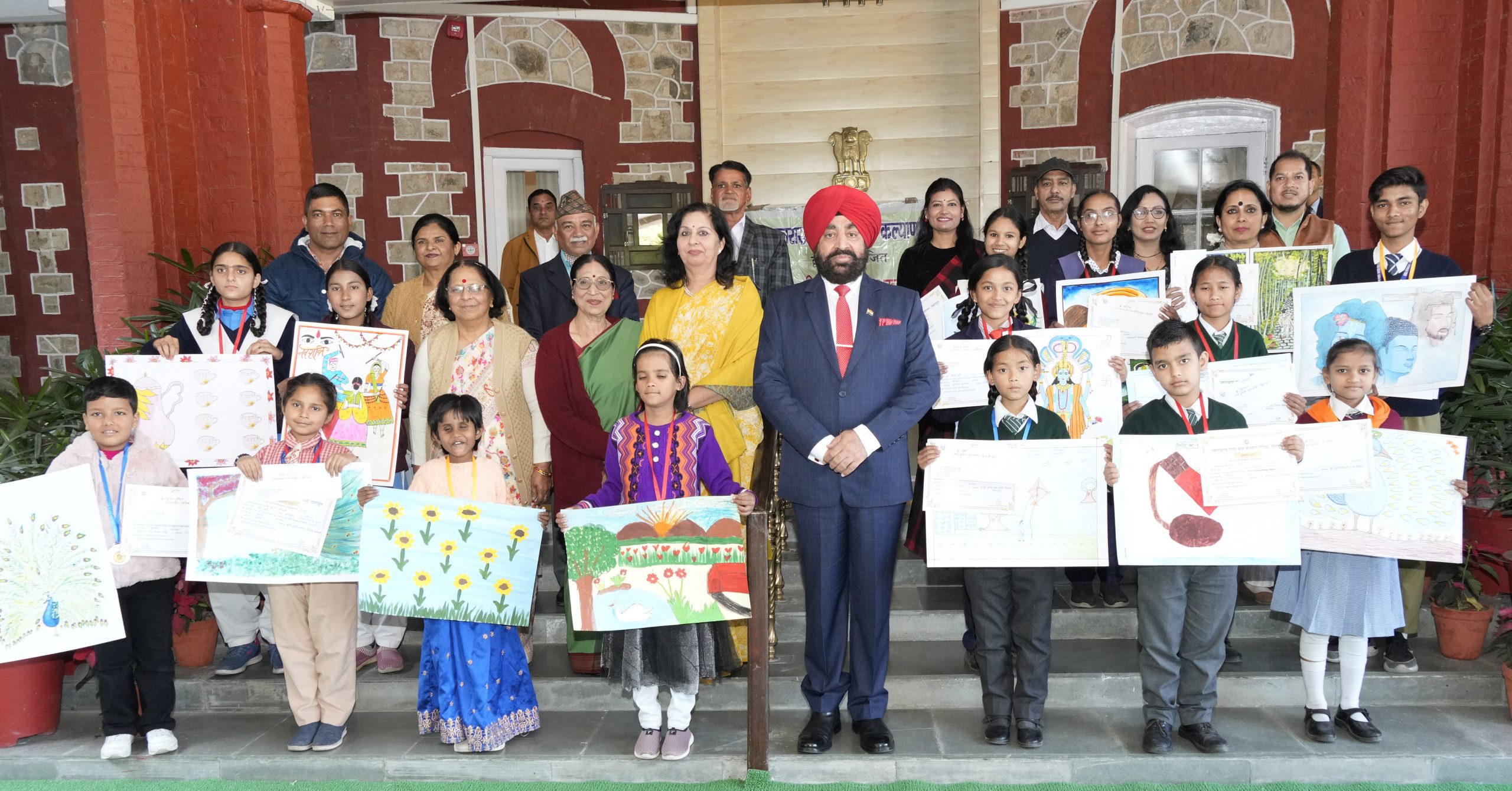 The Governor interacts with the children who were excellent participants of the state level painting competition.