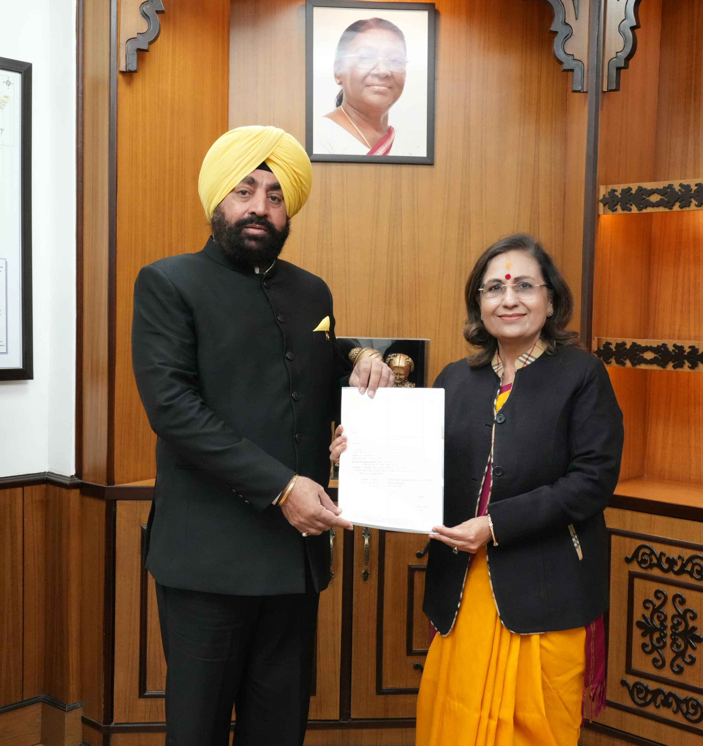 Chairperson of Uttarakhand Child Protection Commission, Dr. Geeta Khanna paying a courtesy call on the Governor.