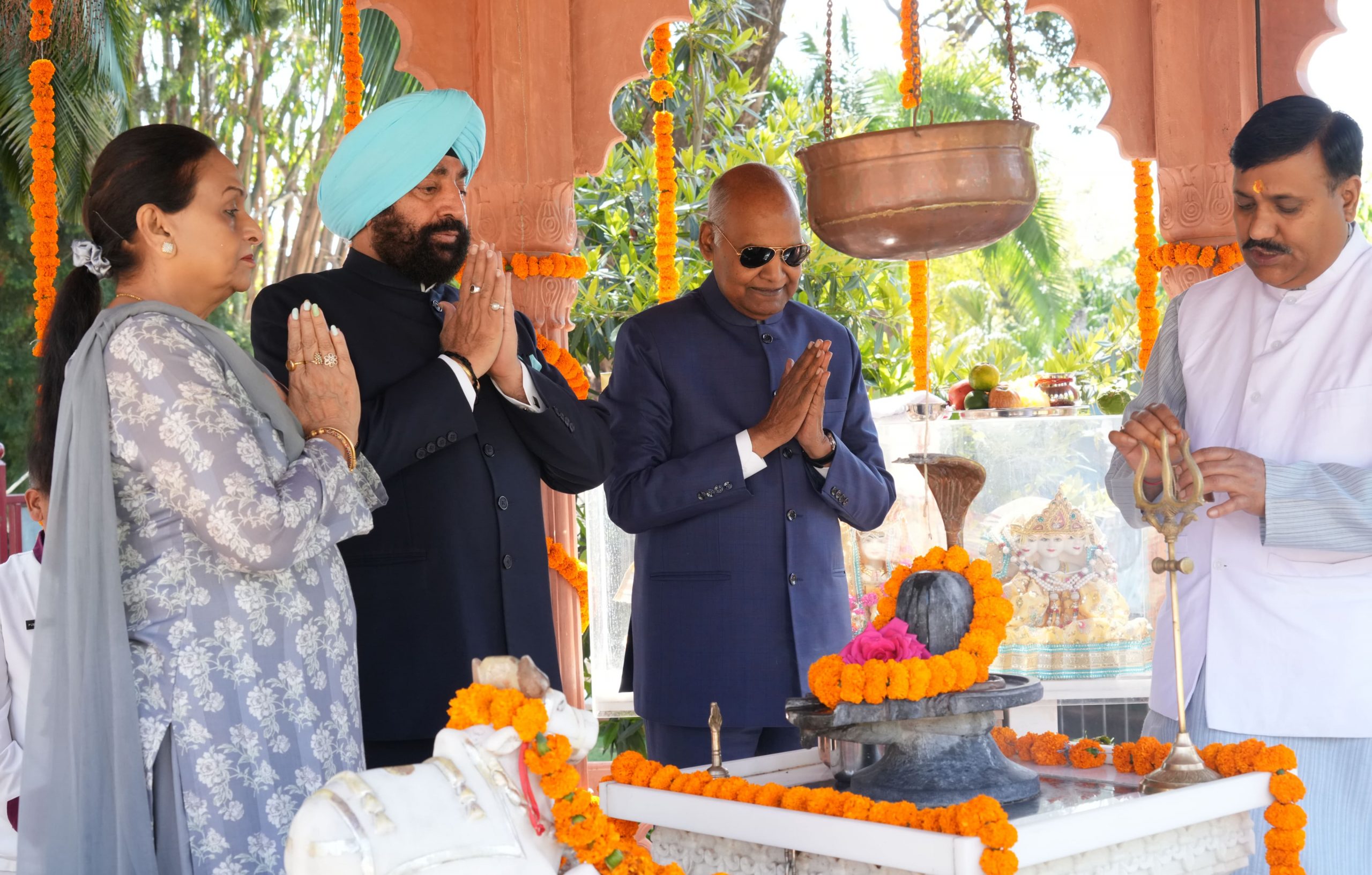 Former President and Governor offering prayers at Rajprajneshwar Mahadev Temple located at Raj Bhawan.