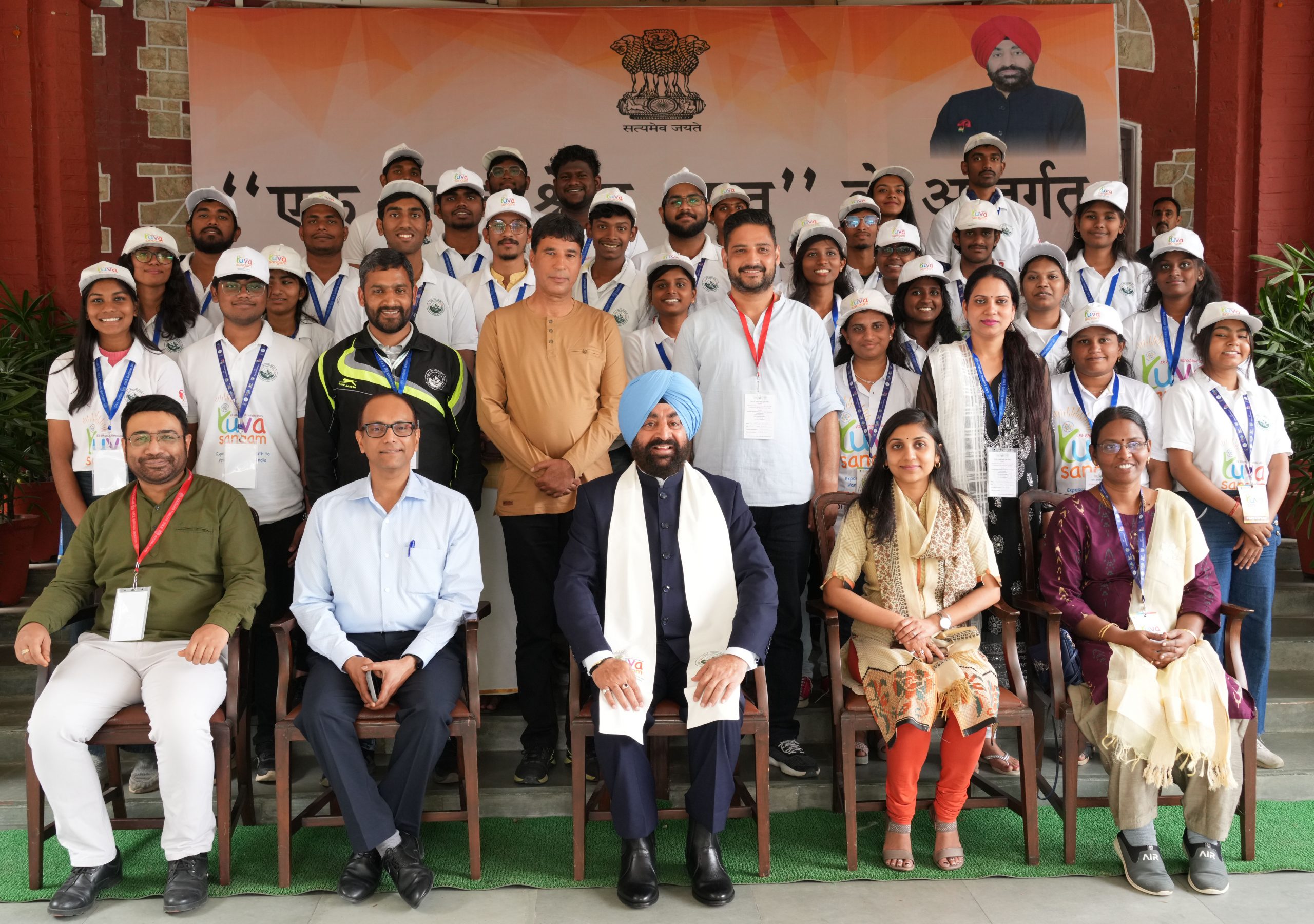 Governor with the students participating in Yuva Sangam under “Ek Bharat-Shreshtha Bharat”.