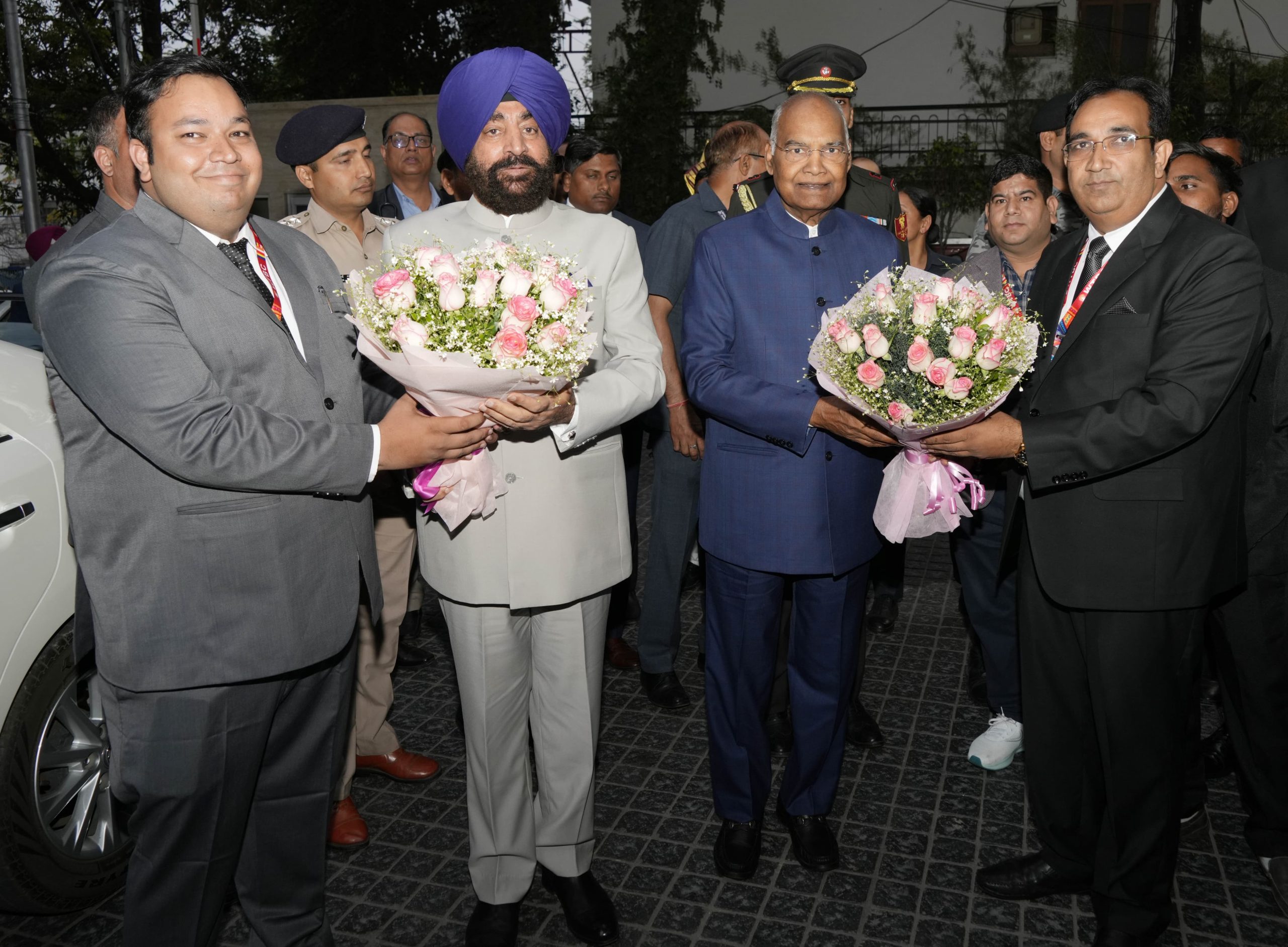 President of Theravada Sangha Parishad welcoming former President Ram Nath Kovind and the Governor.