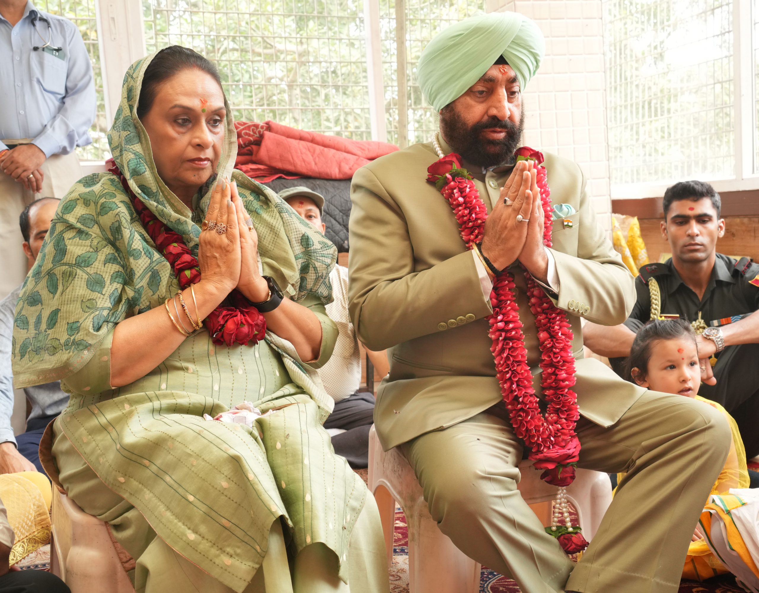 Governor offering prayers at Maa Daat Kali temple.