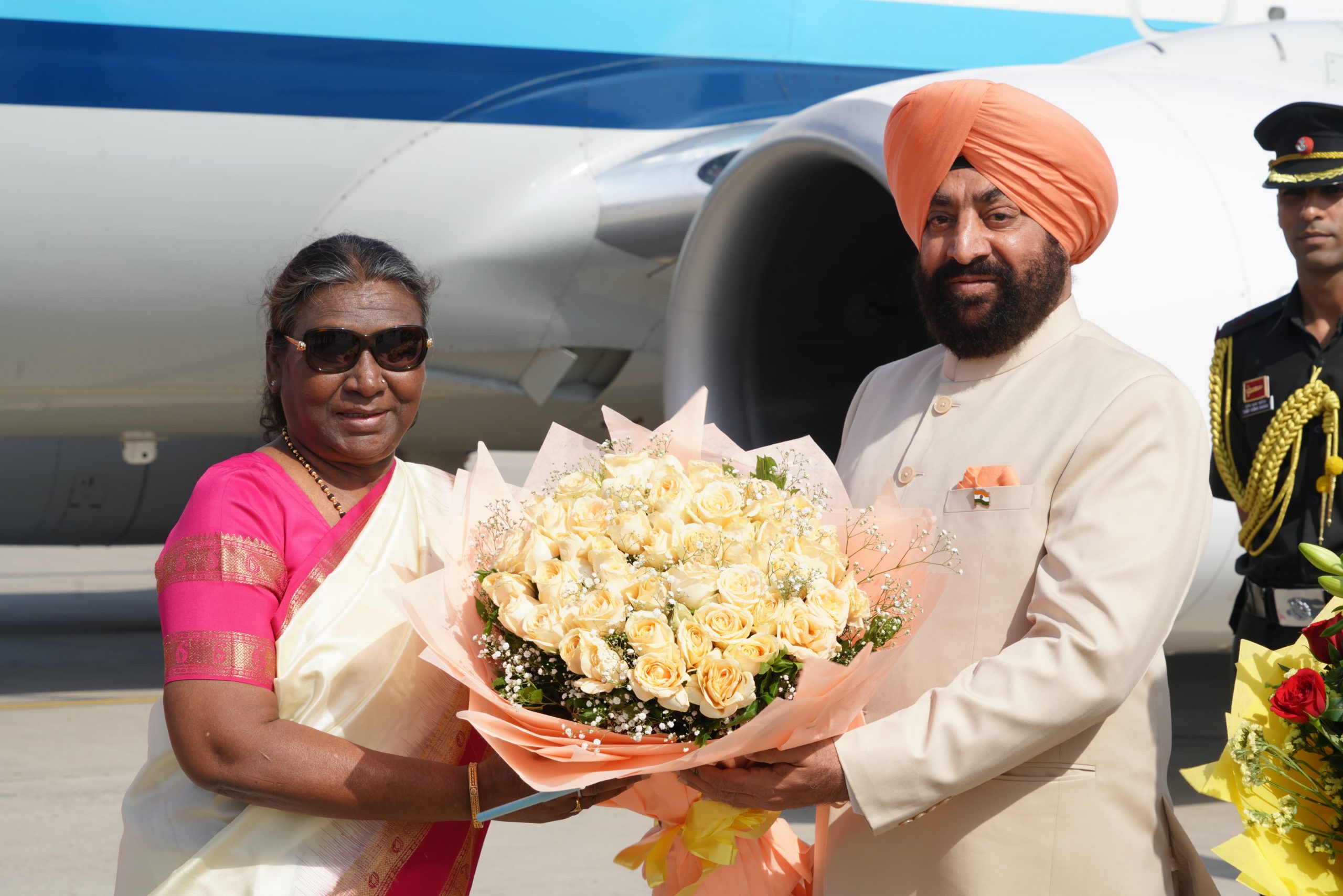 The Governor greeting and welcoming Hon'ble President Smt. Draupadi Murmu at Jolly Grant Airport on her arrival in Uttarakhand.