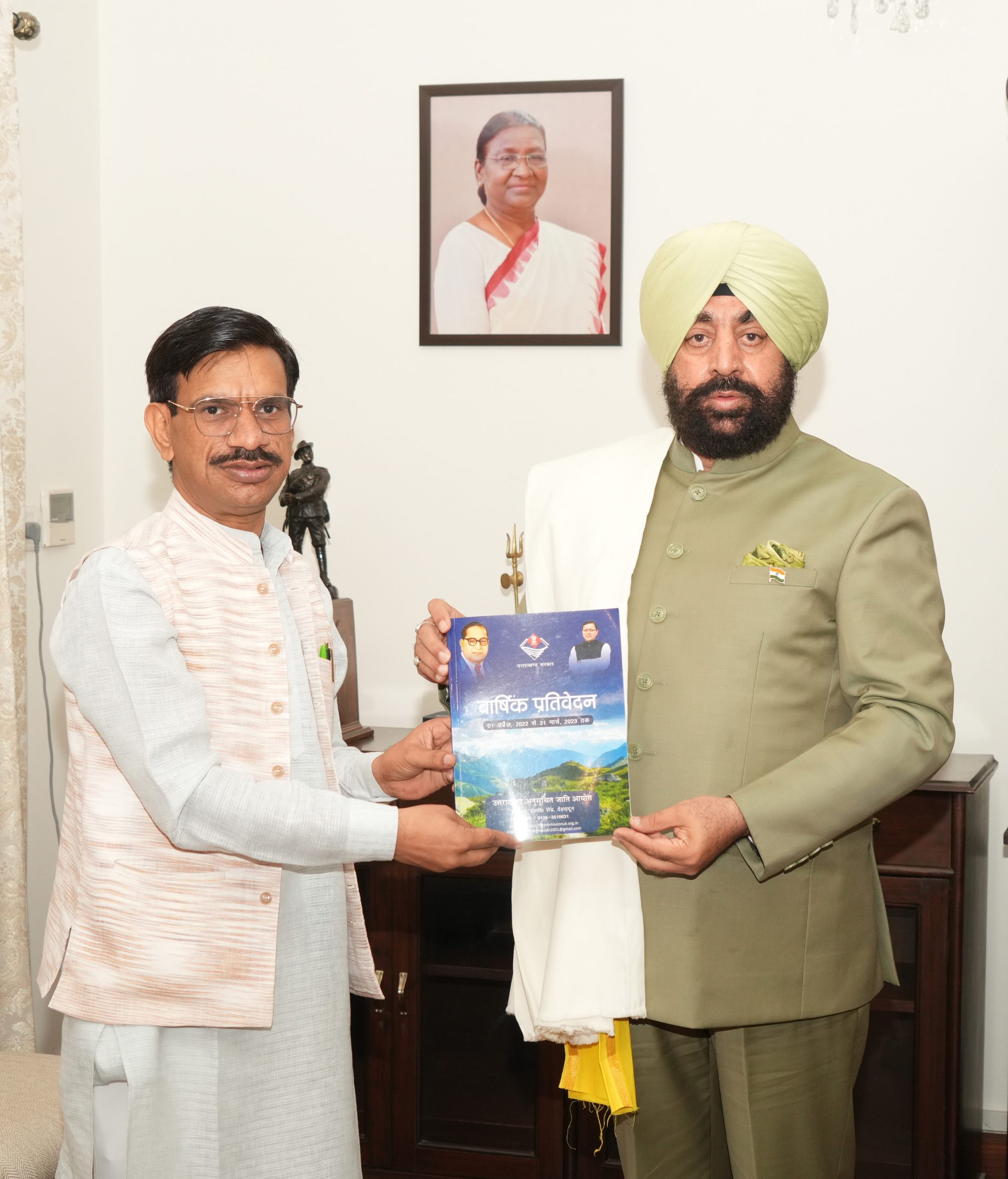 Shri Mukesh Kumar, Chairman, Uttarakhand SC Commission, paying a courtesy call to the Hon'ble Governor.