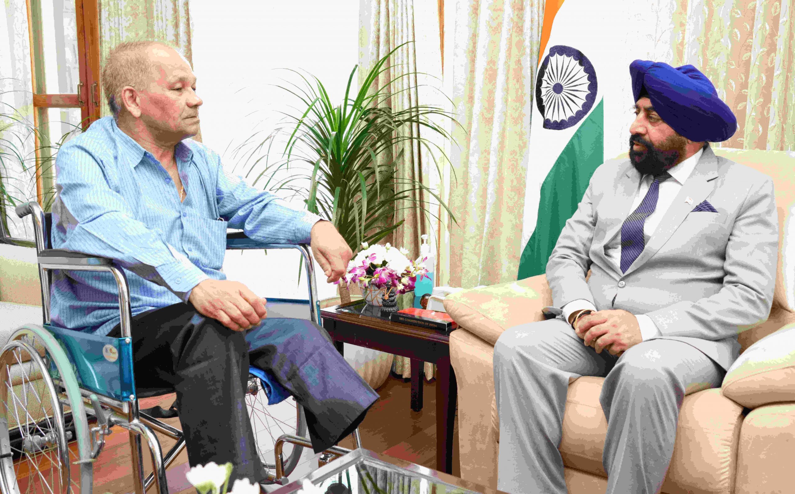 Shaurya Chakra awardee Captain (Retd) Mohan Singh Rawat in conversation with Hon'ble Governor.