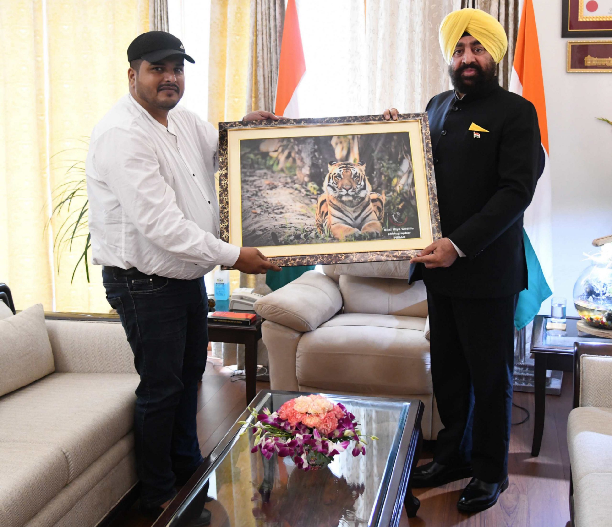 Wildlife photographer Bilal Khan presenting a photo frame to the Hon’ble Governor.