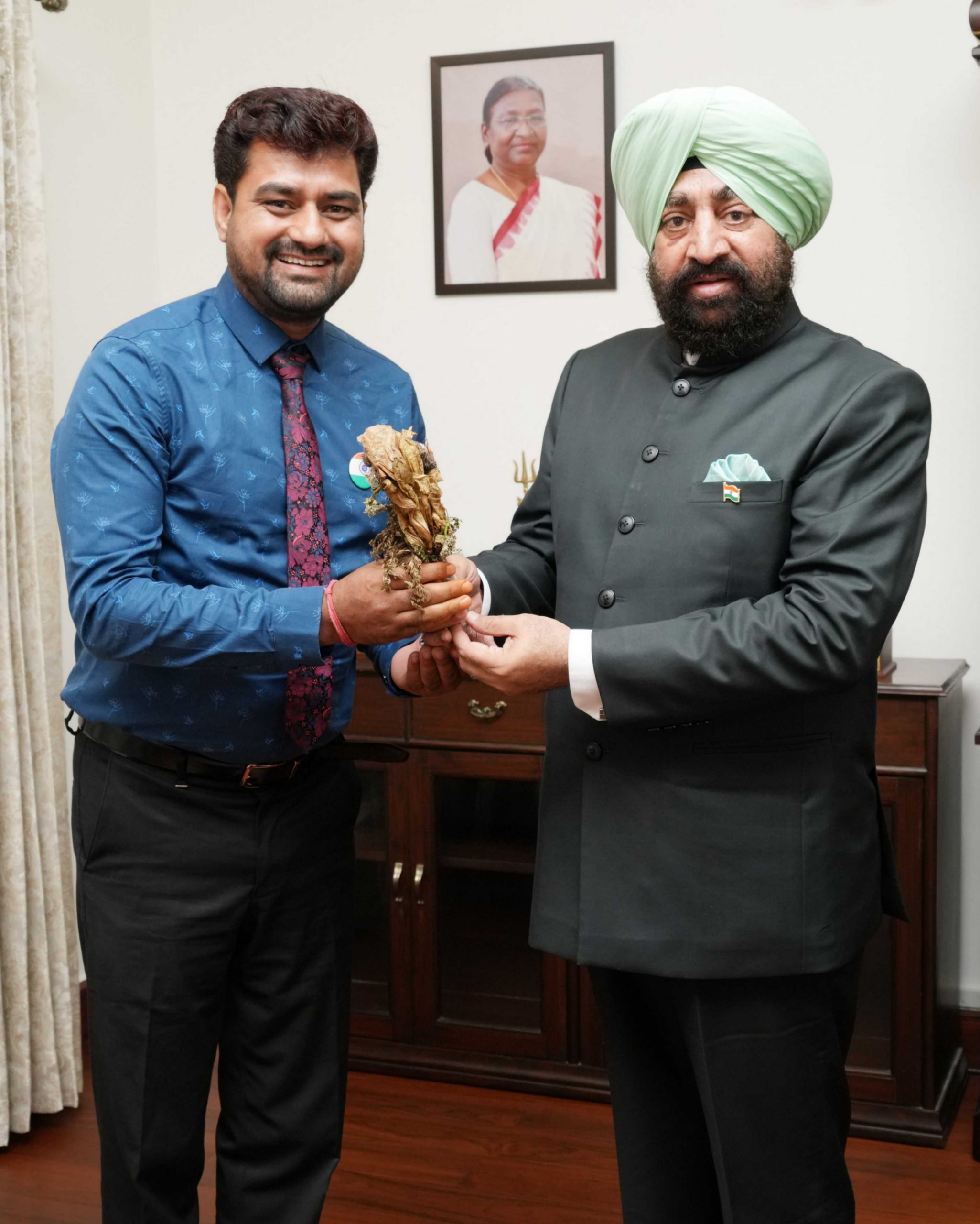 Rajesh Prasad Semwal, President of Vande Mataram Training Education Foundation, paying a courtesy call on the Governor.