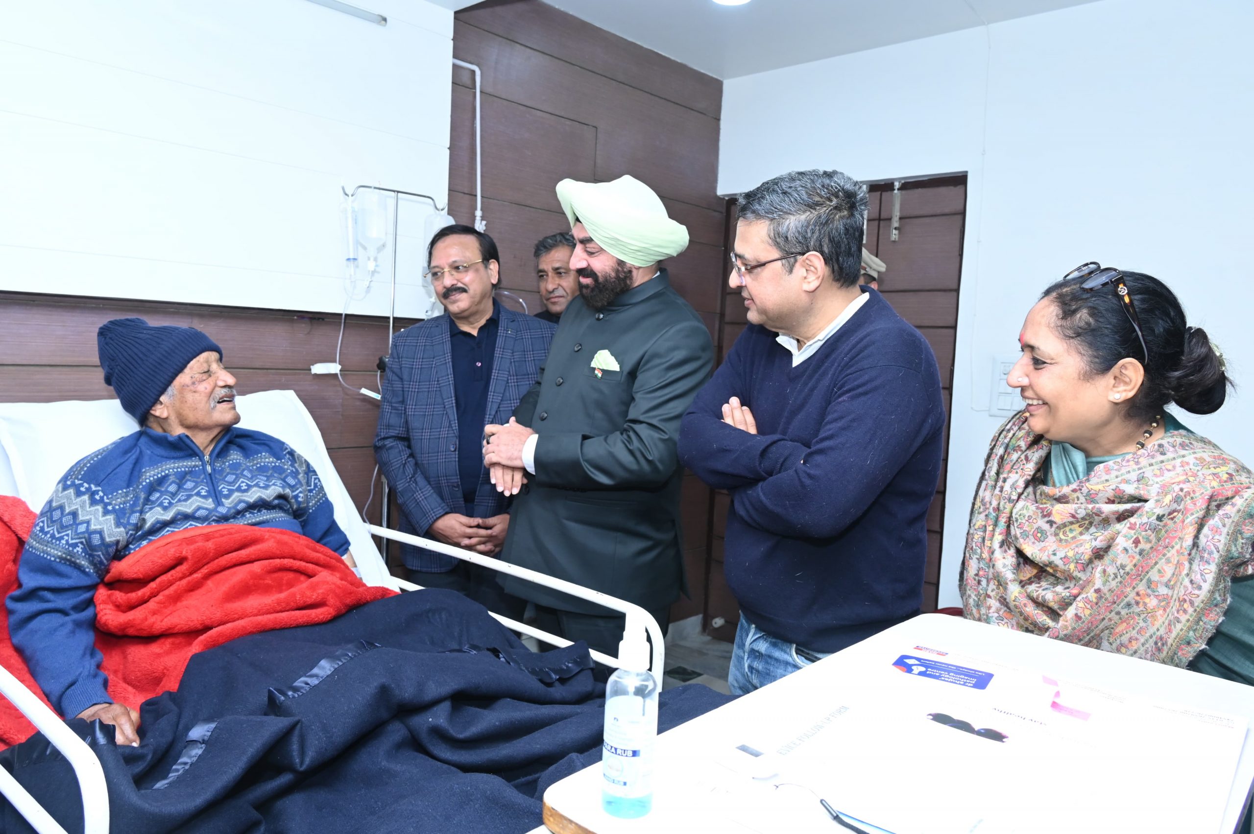 सीएमआई चिकित्सालय में भर्ती प्रदेश के पूर्व मुख्यमंत्री श्री भुवन चंद्र खंडूड़ी से भेंट कर उनके स्वास्थ्य का हाल-चाल पूछते हुए राज्यपाल।