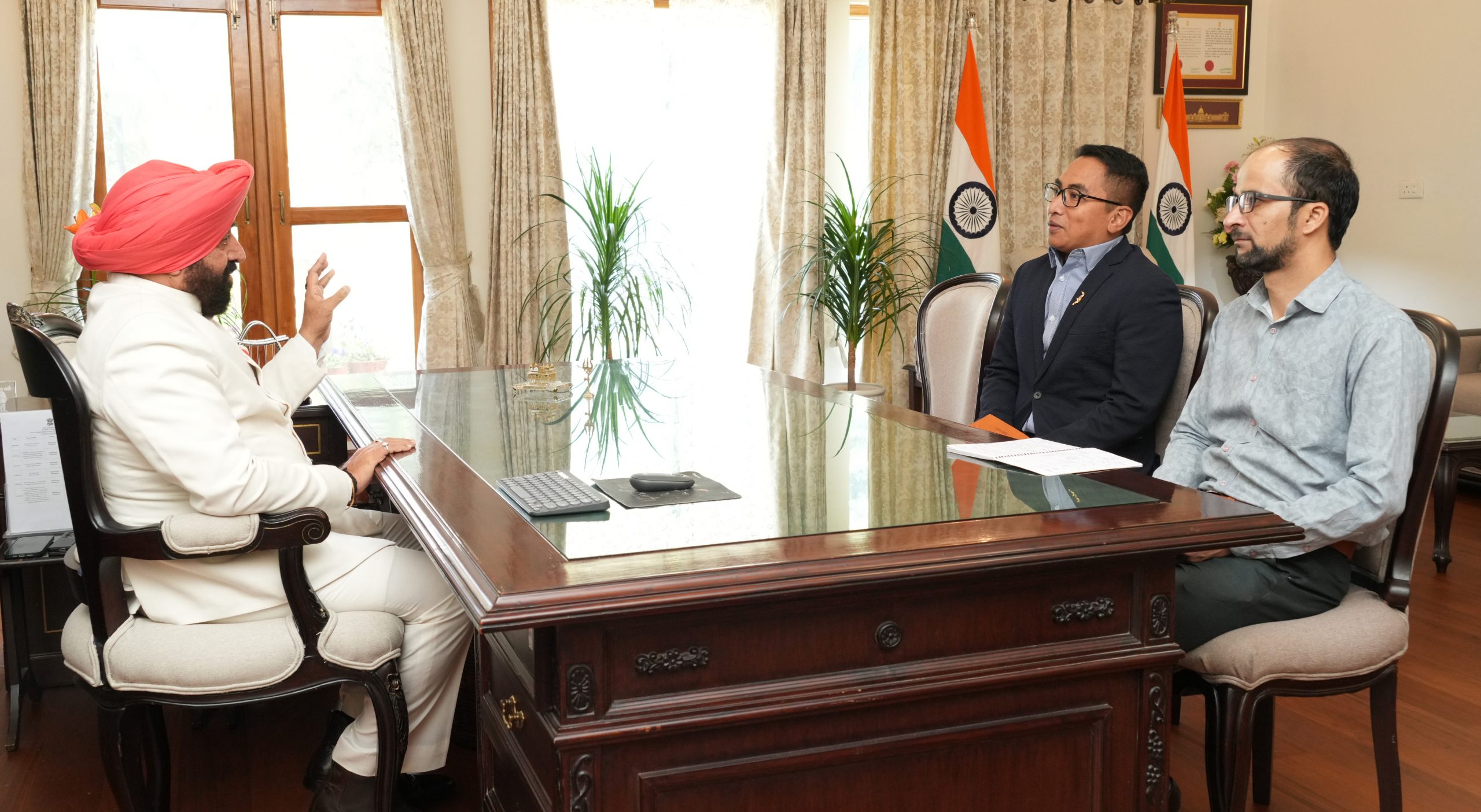Director of Rajaji Tiger Reserve, Shri Coco Rose, paying a courtesy call on the Governor.