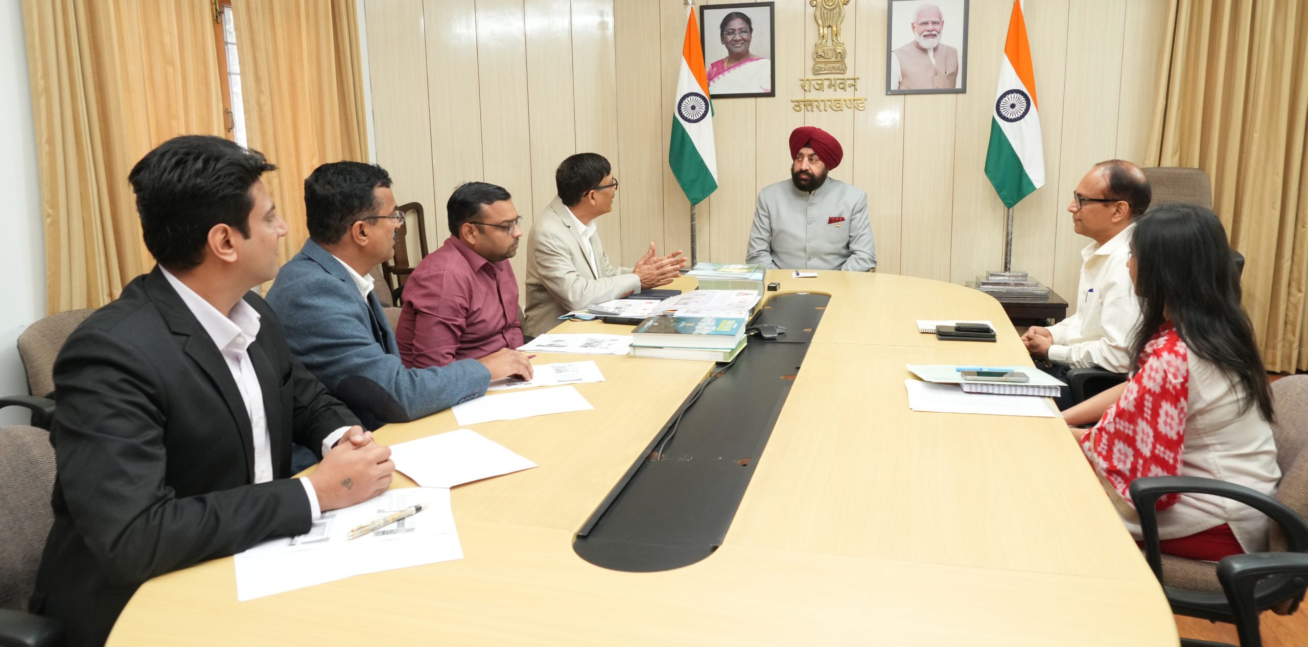 Vice Chancellor of Patanjali University, Prof. Mayank Kumar Agarwal giving a presentation on the progress of research work under the 'One University-One Research' program before the Governor.