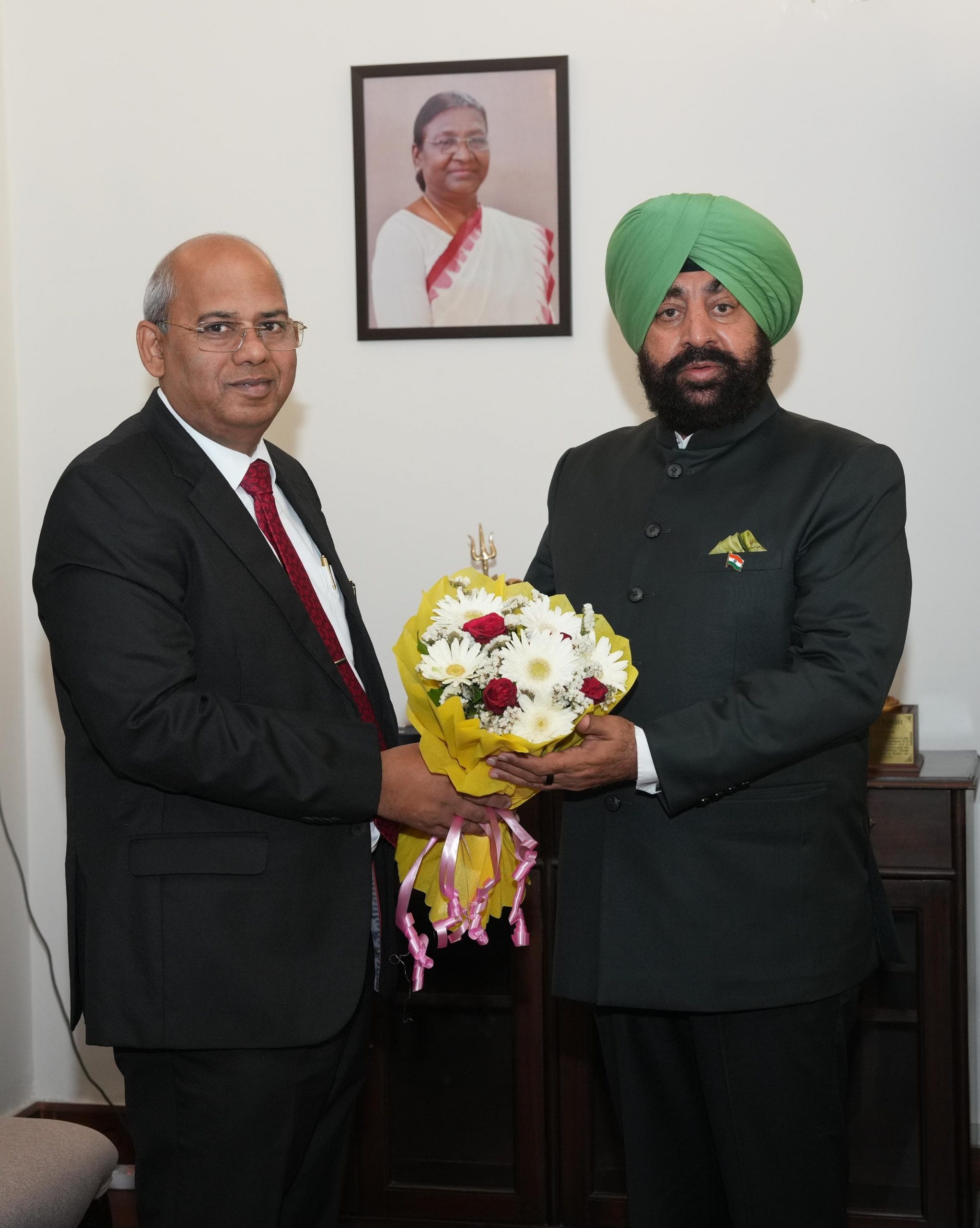 VC of Veer Madho Singh Bhandari Uttarakhand Technical University Prof. Omkar Singh paying a courtesy call on the Governor.