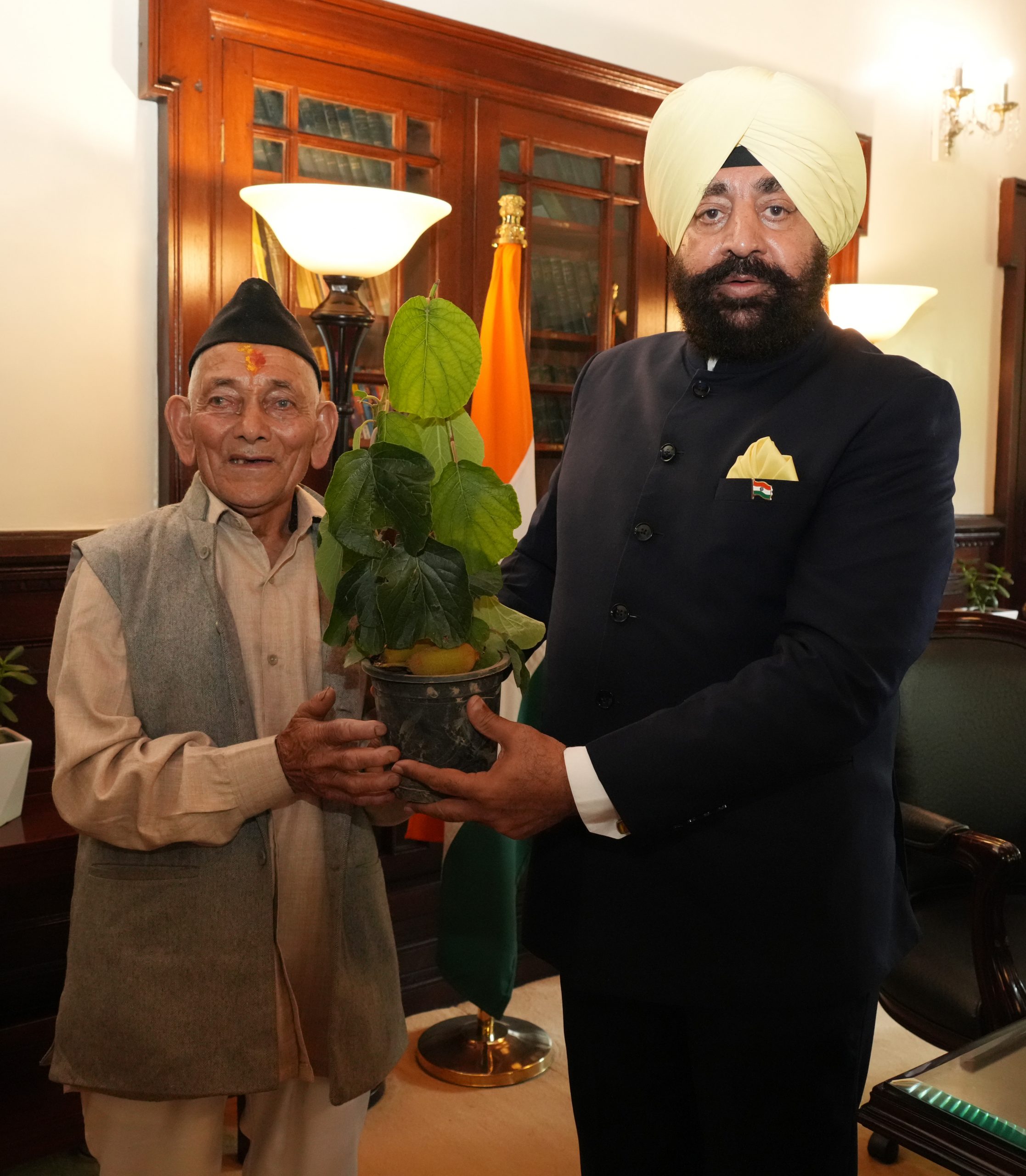 ⁠Progressive farmer Shri Sagat Singh Mehra, resident of Niglat (Bhowali) meeting the Governor and presenting a kiwi plant.