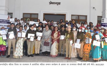 महिला कोरोना वारियर्स को सम्मानित किया
