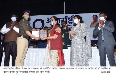 राज्यपाल ने फ्रन्टलाइन महिला कोरोना वारियर्स को सम्मानित किया