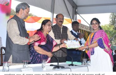 Governor rewarded the winners of various competitions