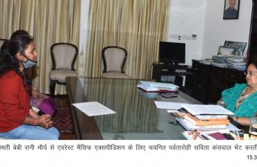 Mountaineer Savita Kanswal met the Governor