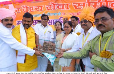 Governor joins mass wedding program held in Agra