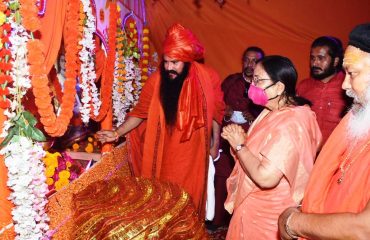 राज्यपाल ने श्री प्रकाश जी के त्रिभिषेक के अवसर पर कार्यक्रम में भाग लिया।